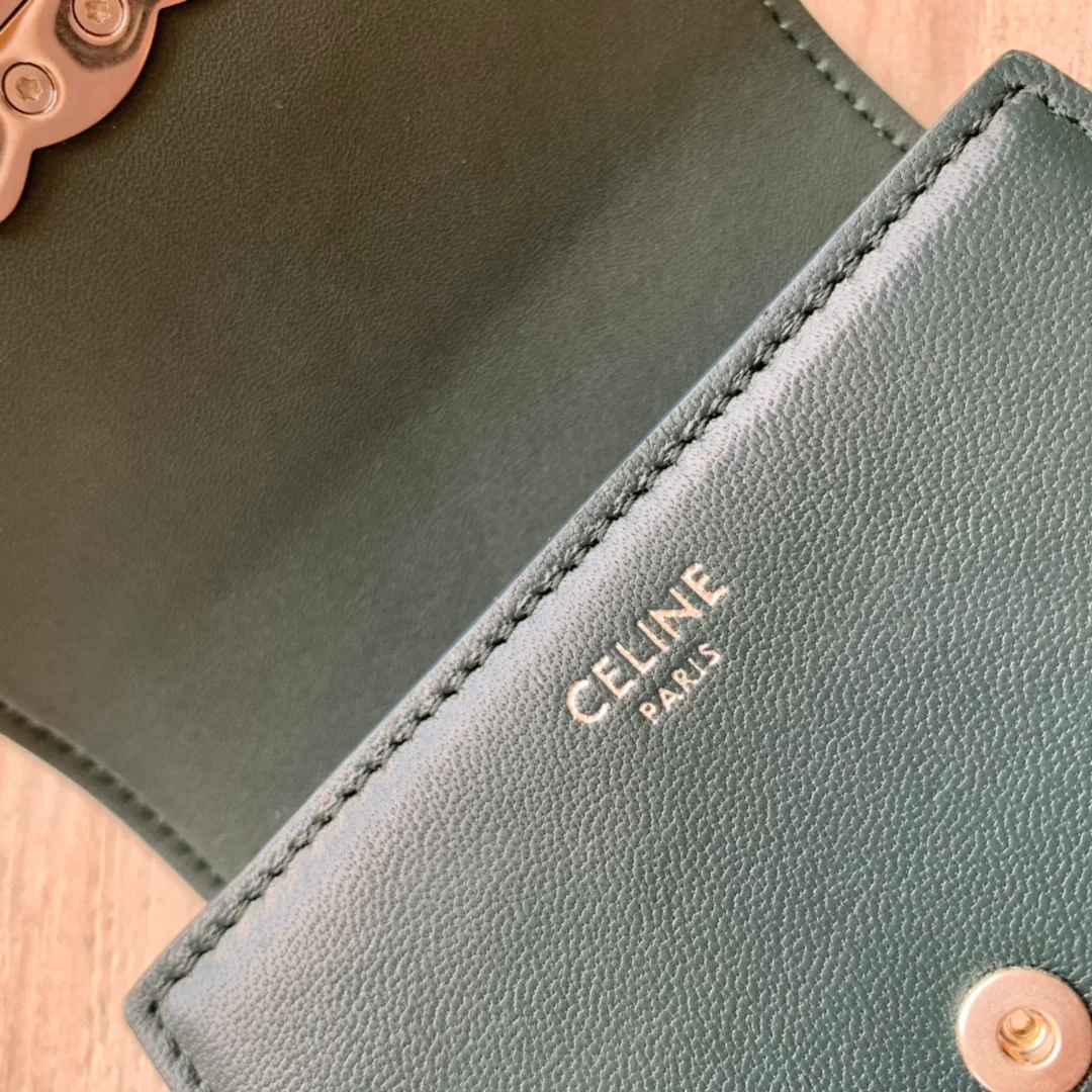 Celine TRIOMPHE 小号亮泽羊皮翻盖钱包-墨绿