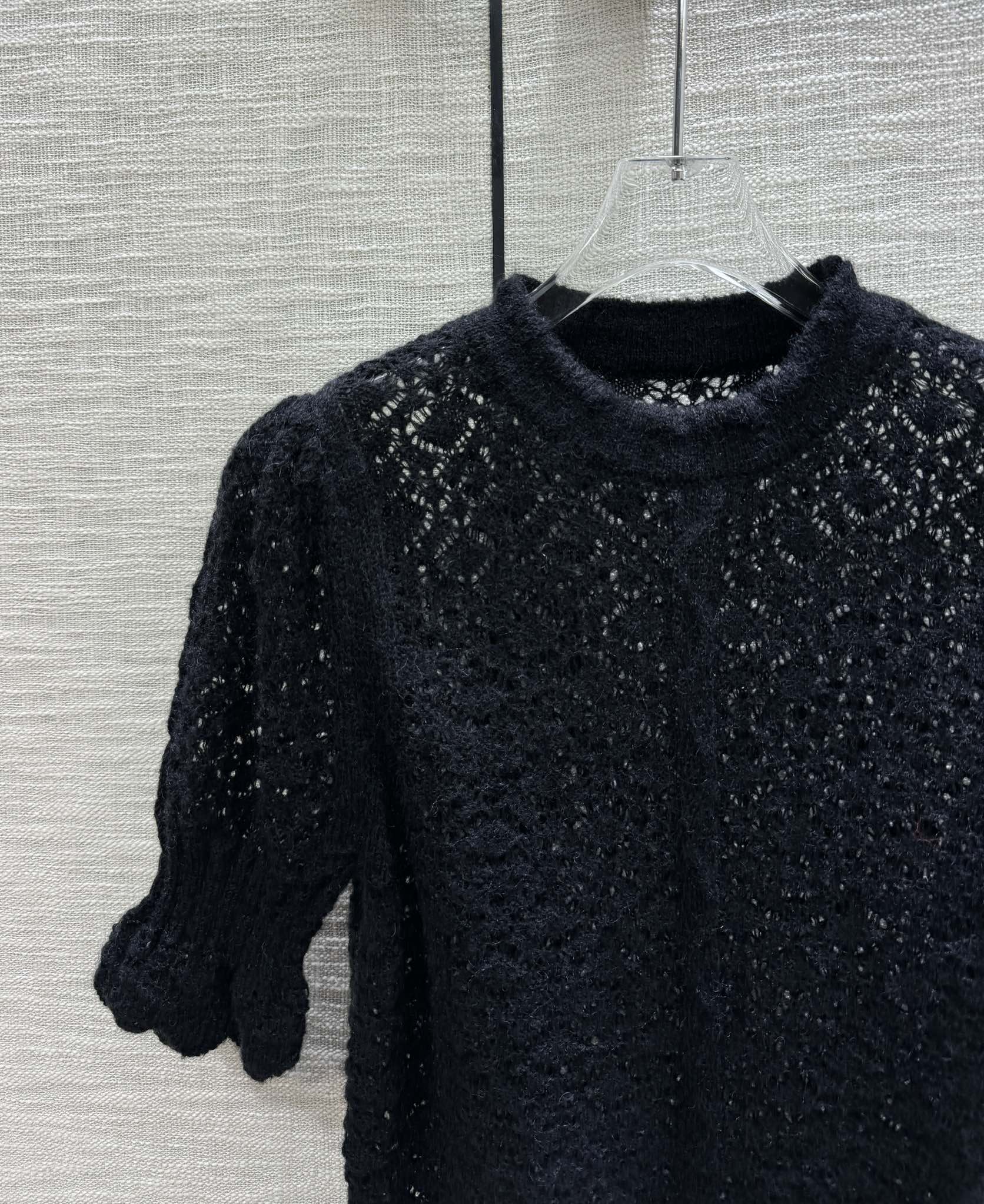 Chanel - 2403-24 Новинка ранней весны. Ажурный вязаный топ с короткими рукавами и рукавами-фонариками.