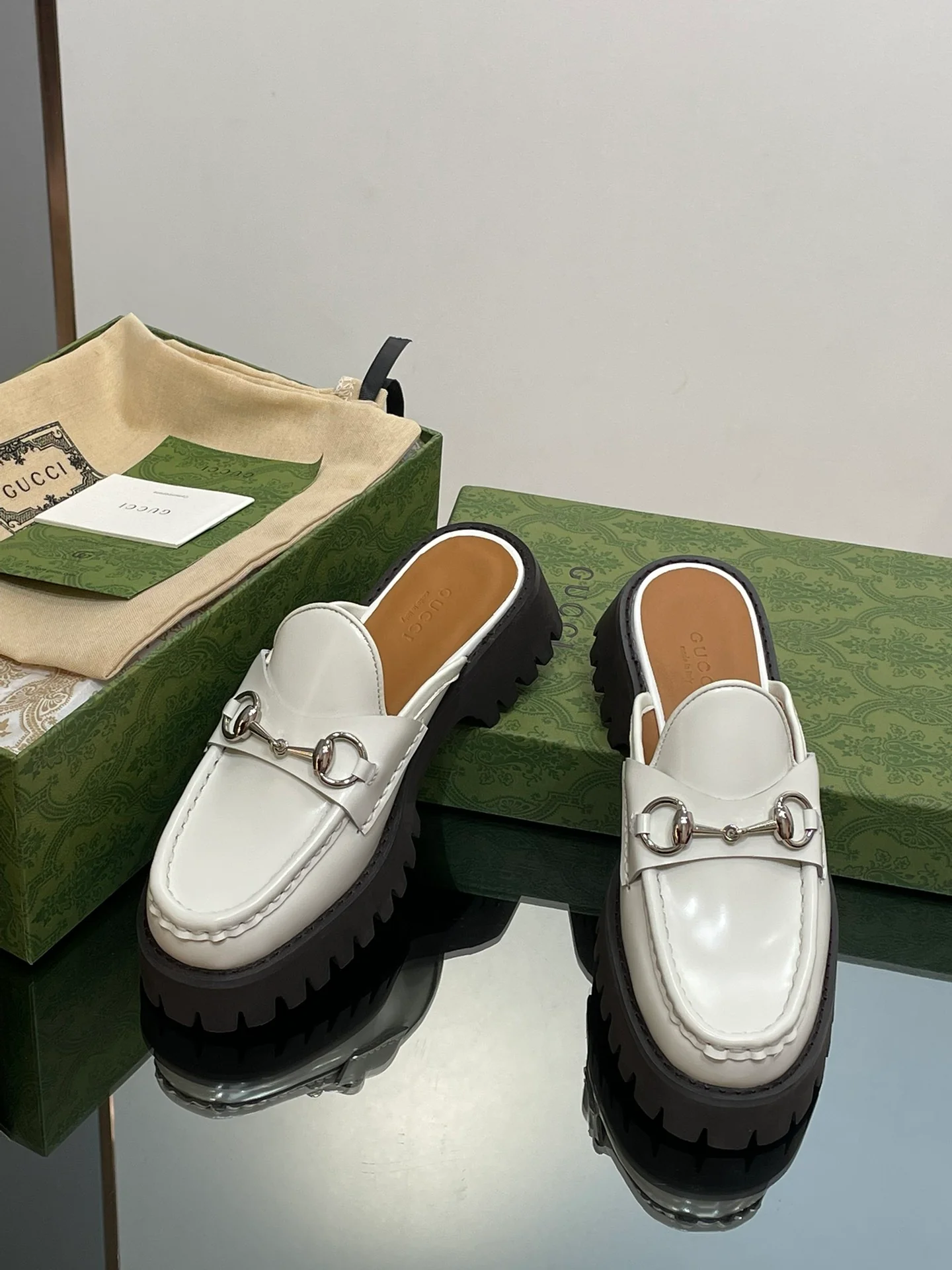 Лоферы Gucci 2024 на платформе с серебряной пряжкой и пряжкой в ??виде конской уздечки - белые