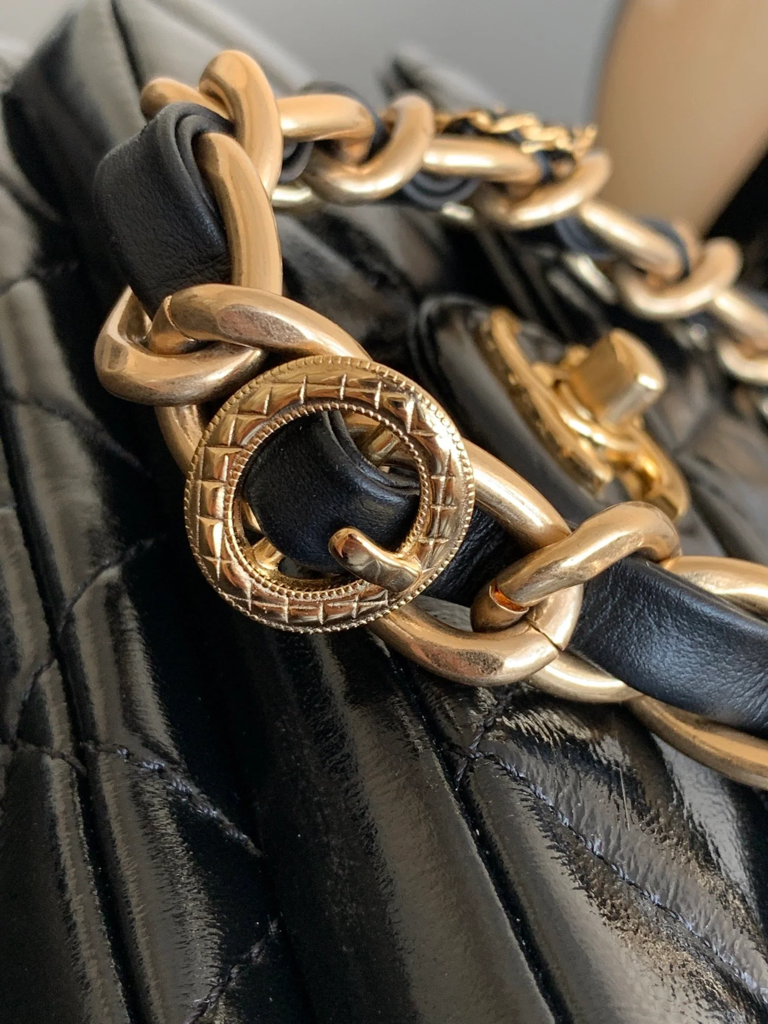 Chanel - Сумка-мессенджер с ручкой из овечьей кожи - Черная