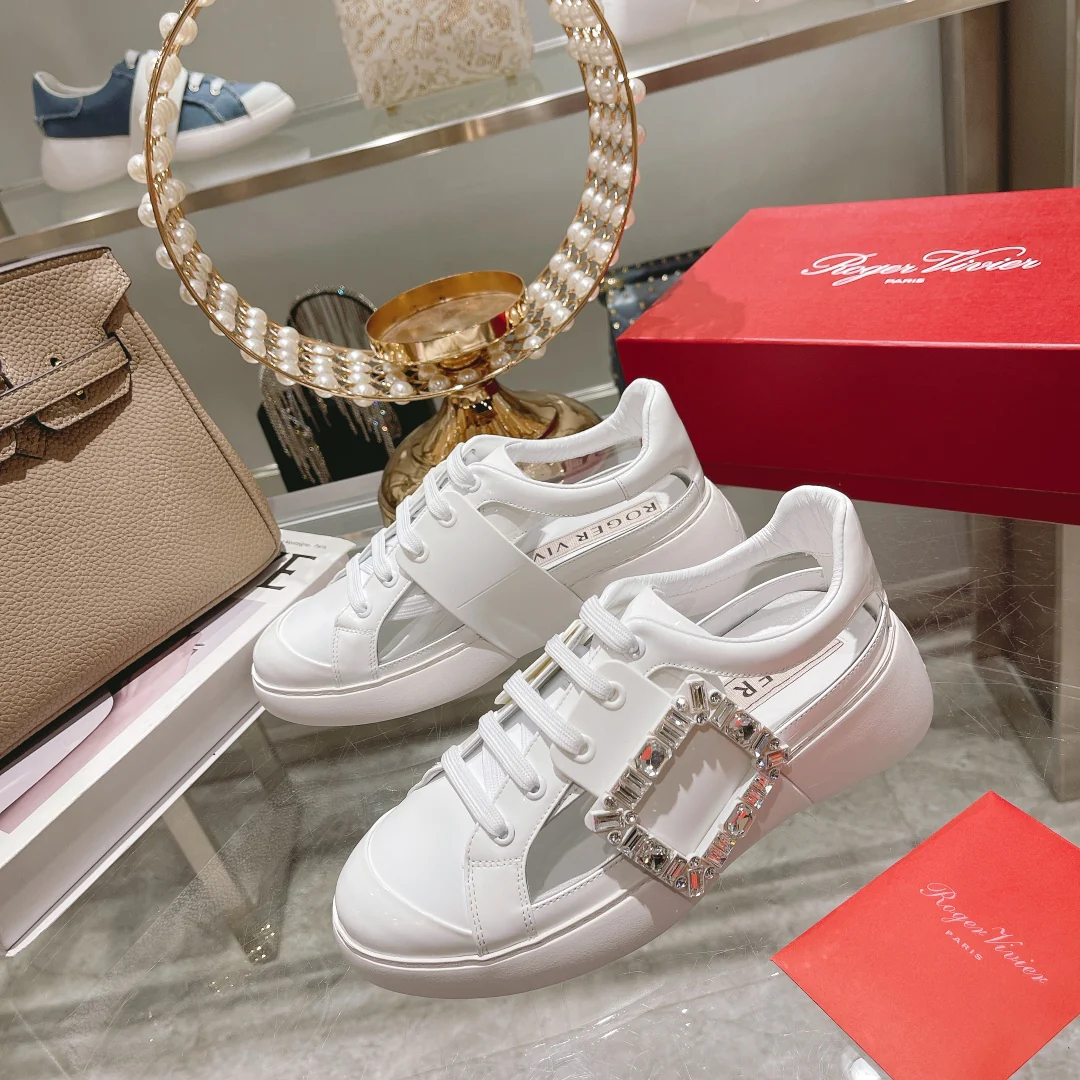 Обувь для автодомов - белые кроссовки