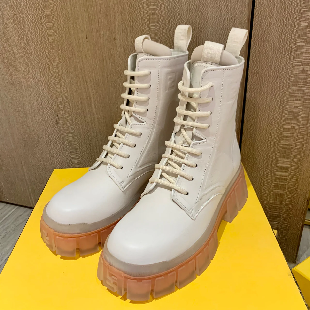 Ботинки Fendi на платформе со шнуровкой, белые.