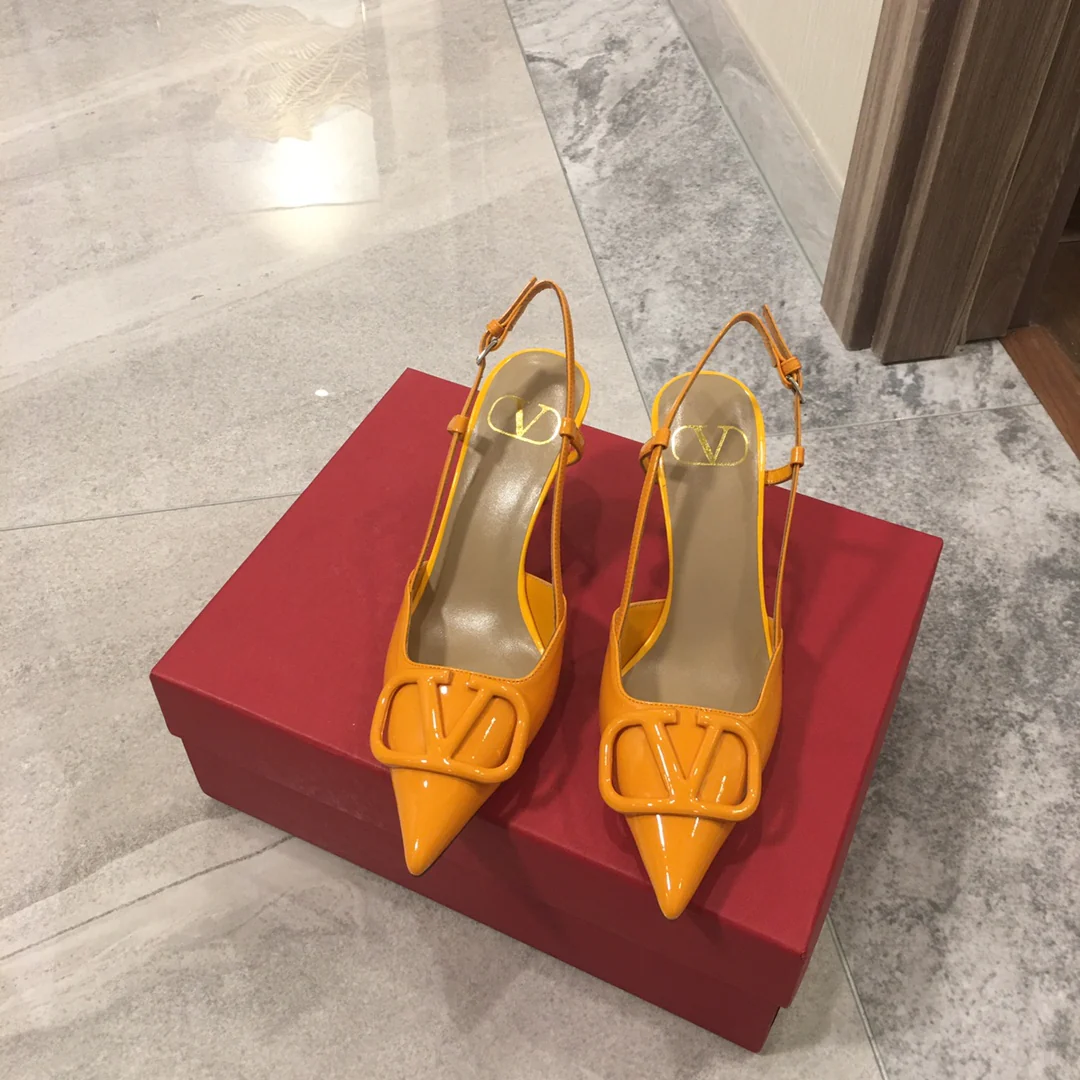 Лакированные сандалии Valentino с острым носком, оранжевые.