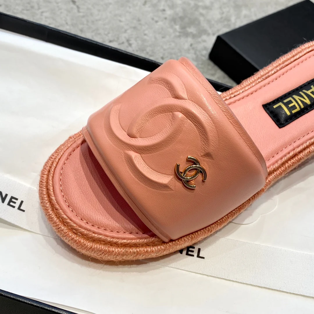 Новинка сезона весна/лето 2023 от Chanel - тапочки 3D Double C - розовые.