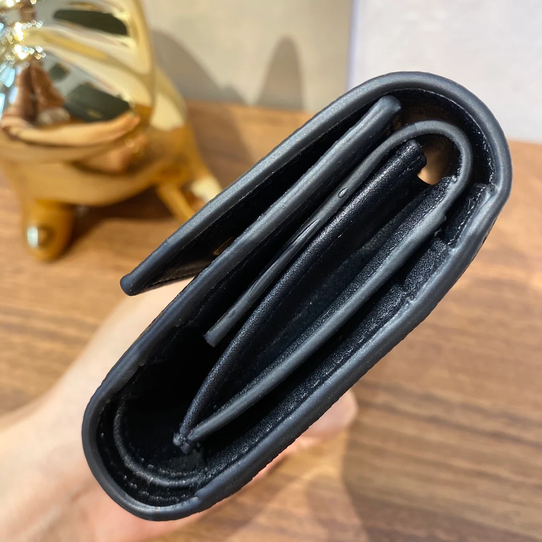 Короткая застежка-клипса с тройным сгибом и бретелькой Celine