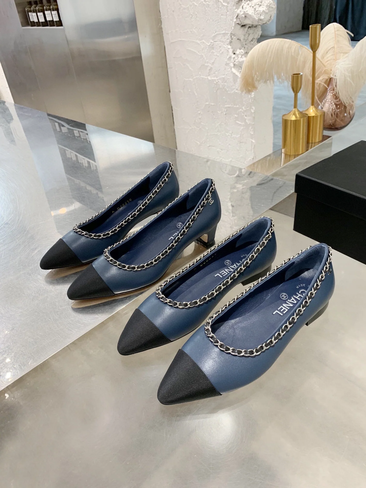 Туфли Chanel на низком каблуке с цепочкой и острым носком — синие.