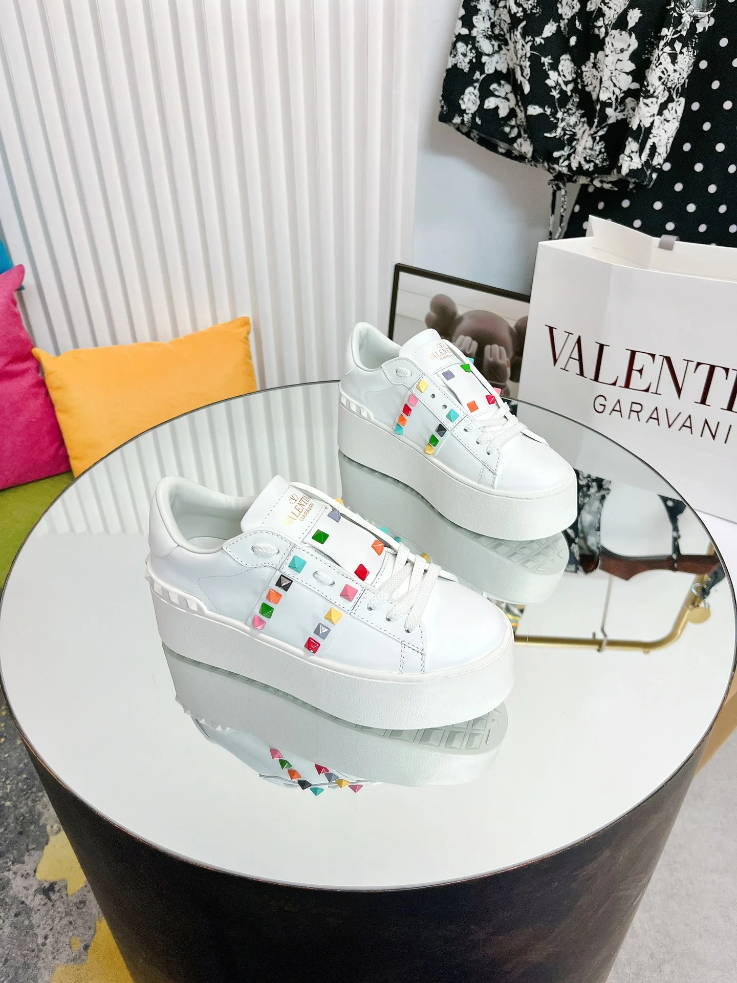 Белые повседневные кроссовки на платформе Valentino - яркие