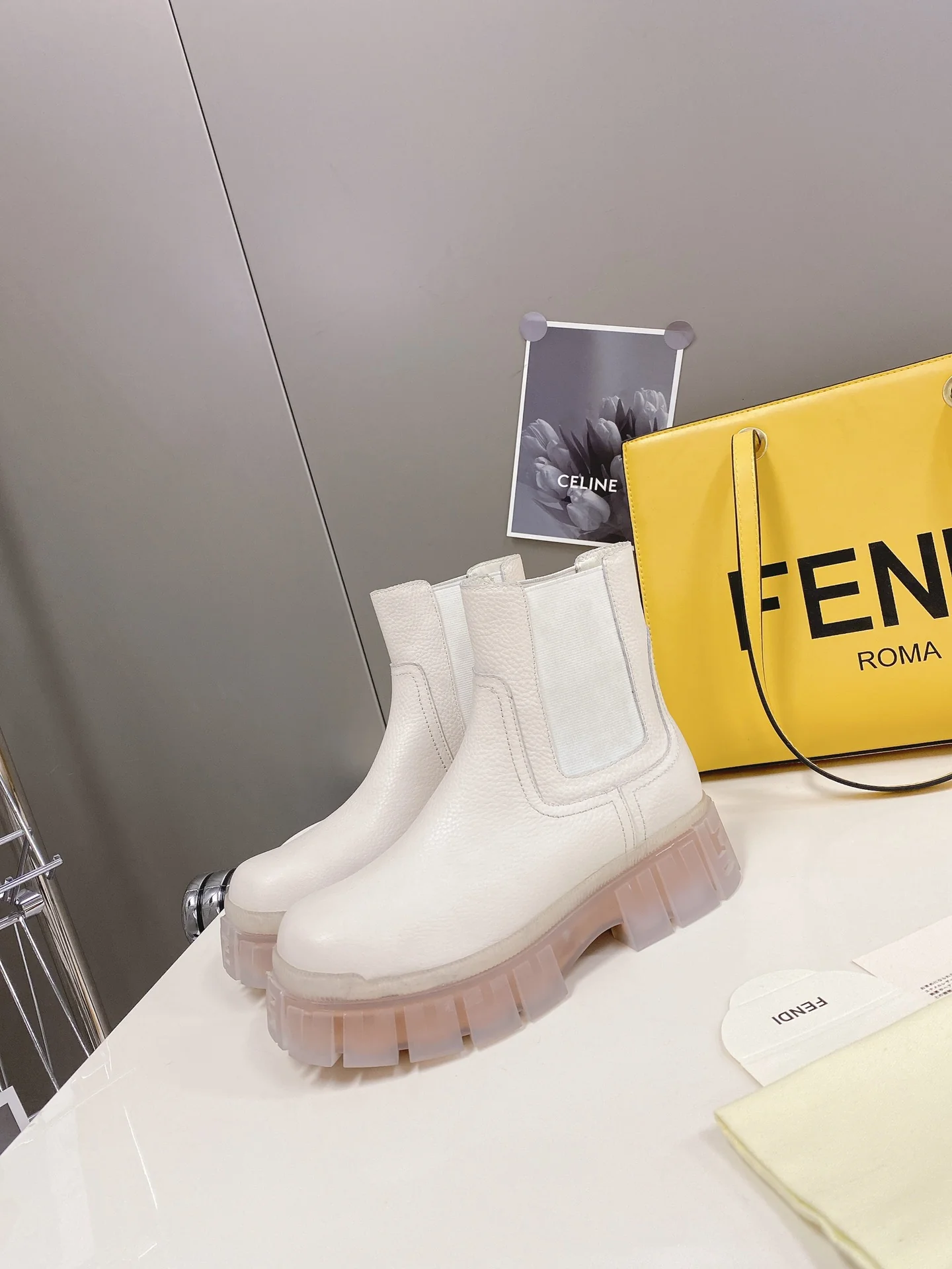 Fendi - Потрясающие ботильоны на платформе с логотипом на подошве - в стиле бандаж