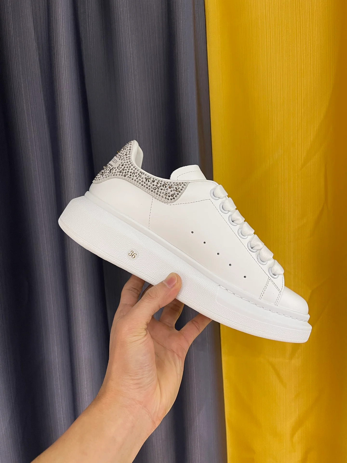 Классические белые кроссовки McQueen - унисекс - серебристый каблук с бриллиантами - премиум-издание