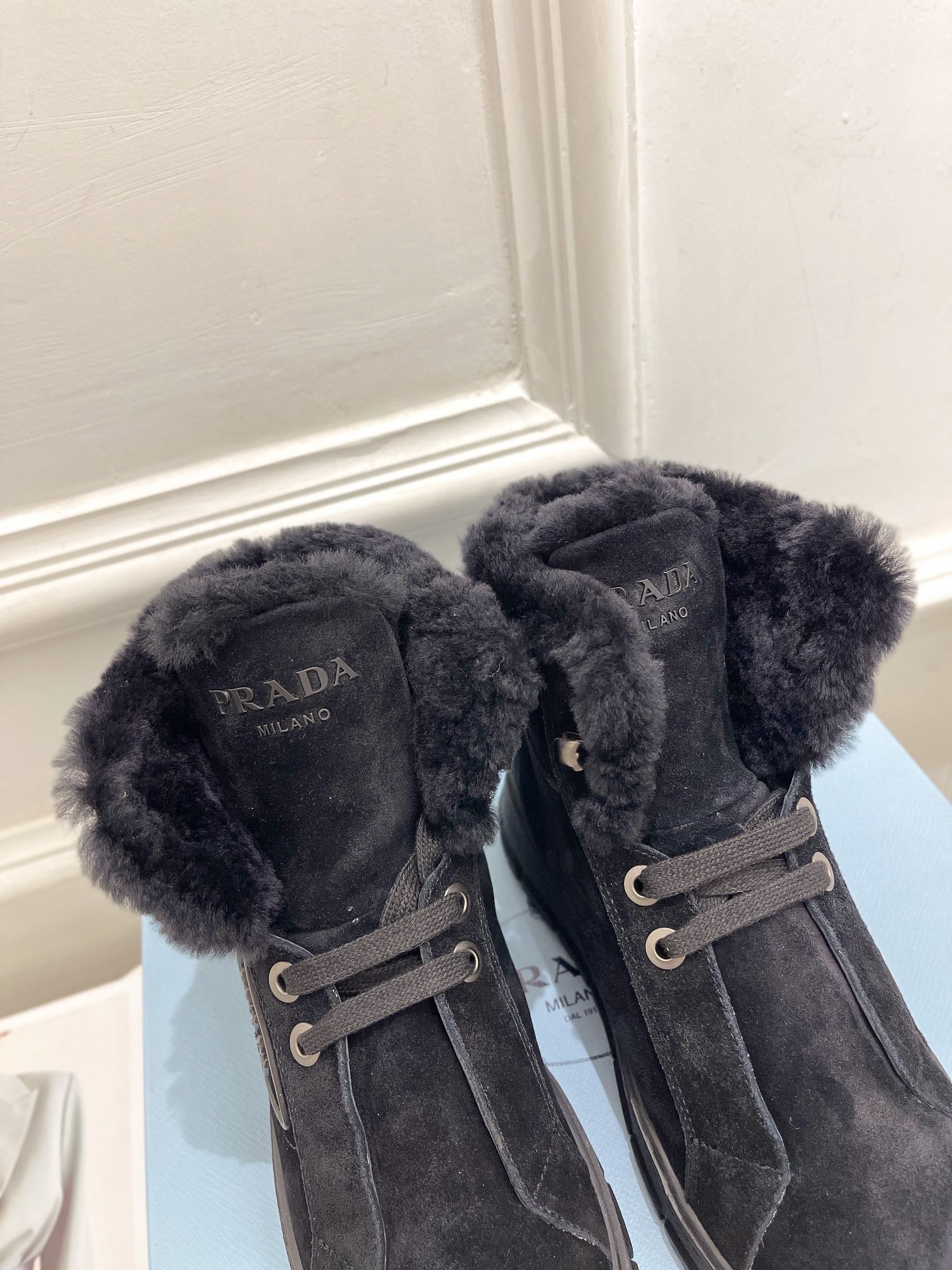 Prada в стиле подиума - Повседневные высокие шерстяные ботильоны - Черные