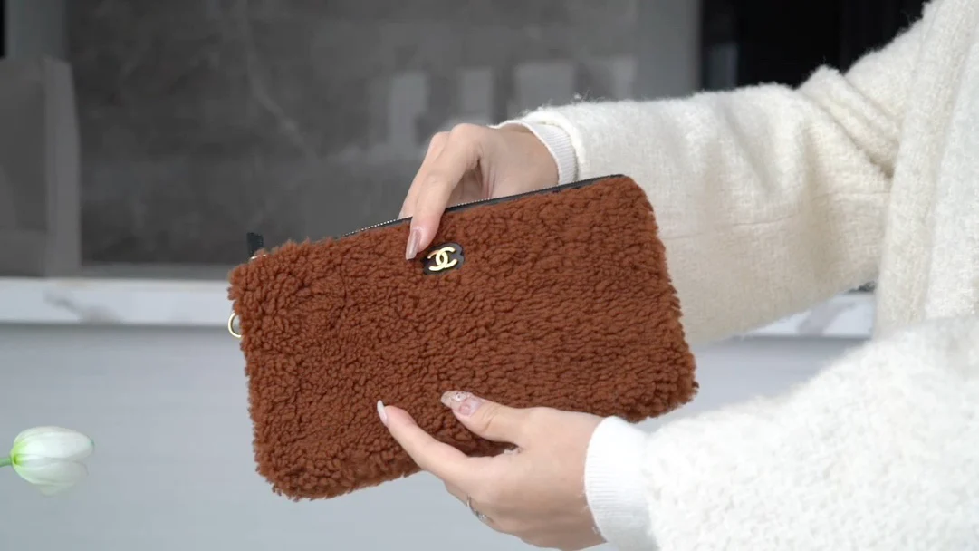 Сумка Chanel No. 22 — вариант с овчиной — чёрно-коричневая.