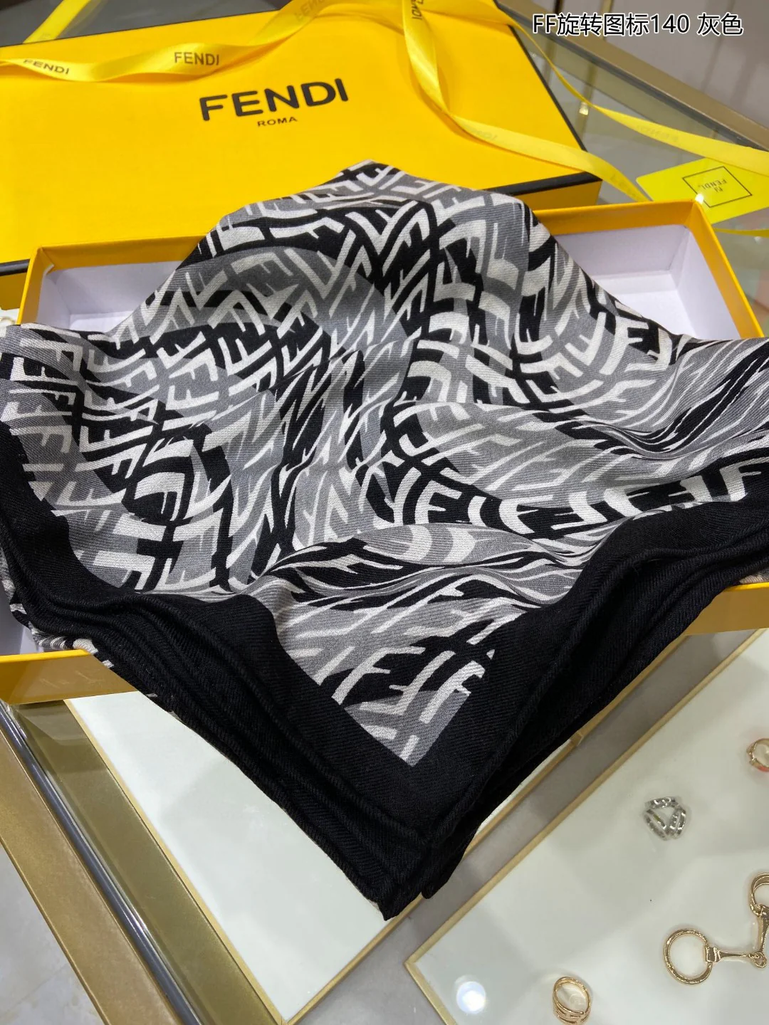 Квадратный шарф Fendi Rotating Icon, 140 см - 70% высококачественный кашемир - 30% шелк