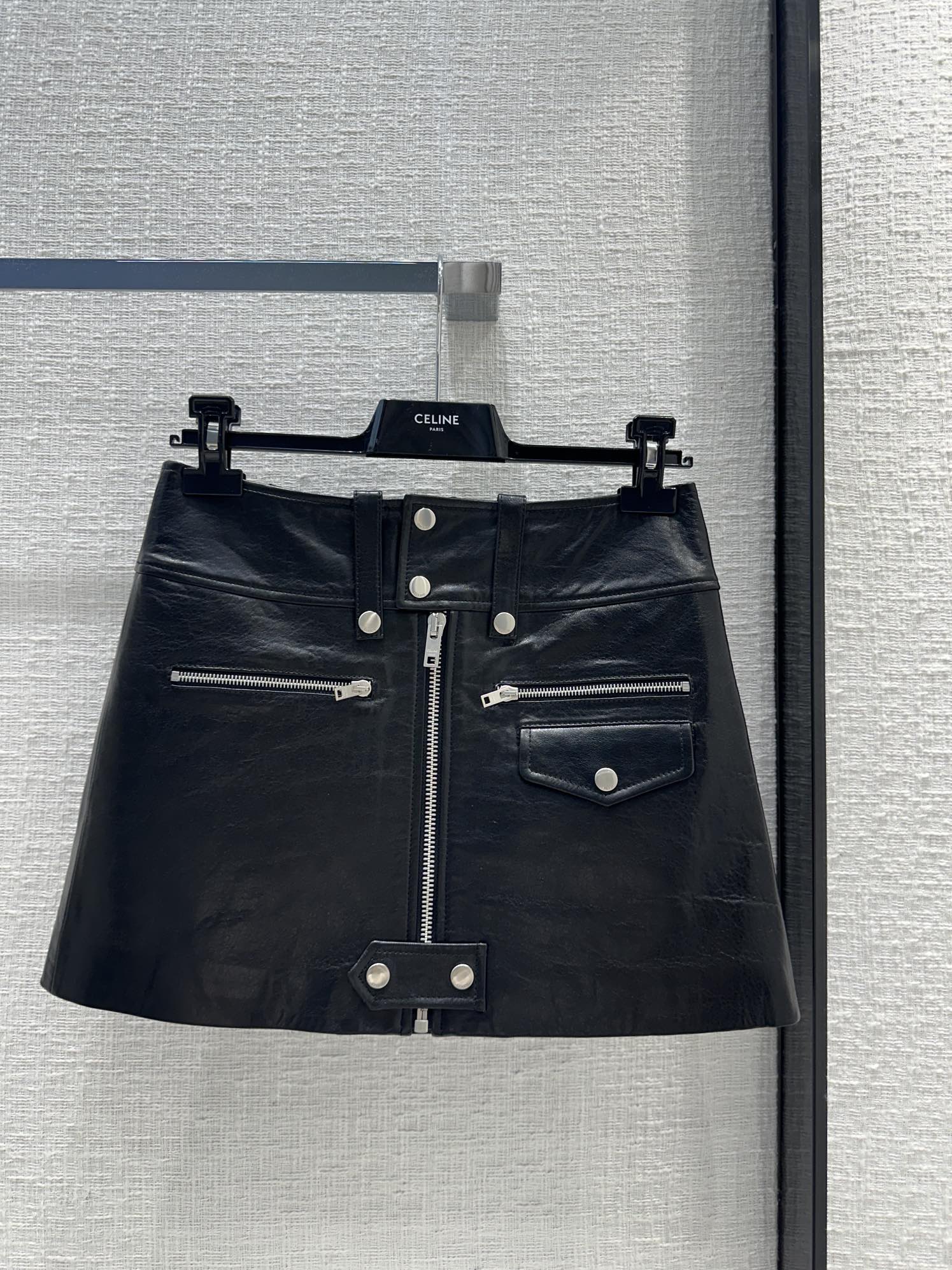 Новинка сезона весна/лето 2024 от Celine - юбка из овечьей кожи в стиле панк - 1