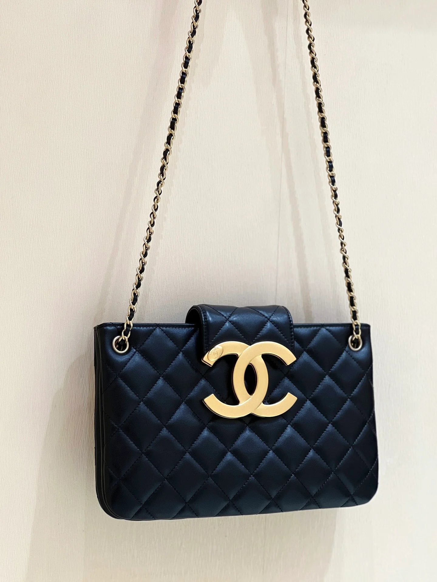 Новая коллекция Chanel ?Ранняя весна? — 24c — Большая ретро-сумка-шоппер с двойной буквой C — Черная