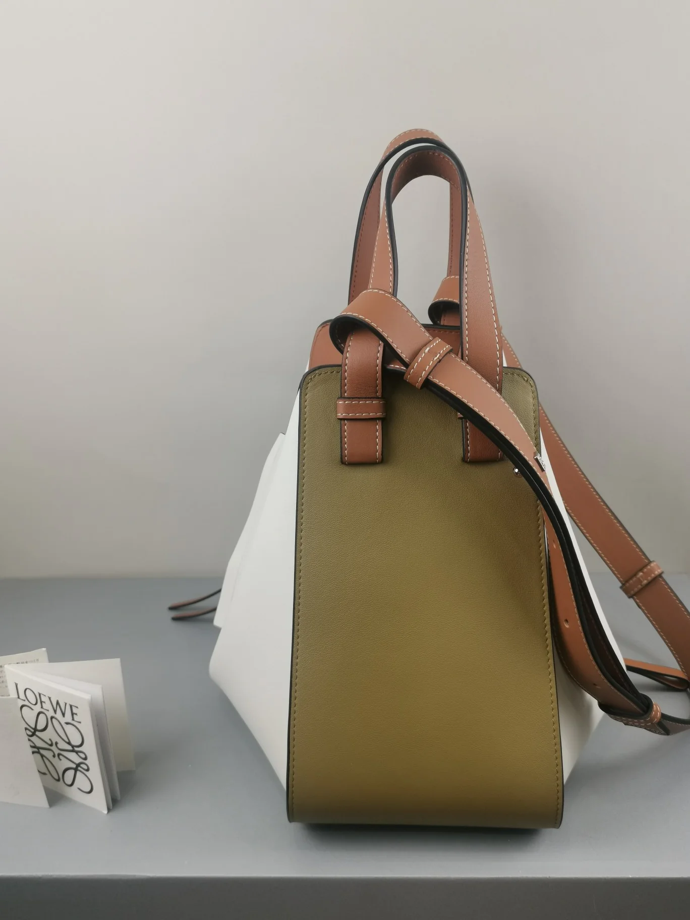 Гамак Loewe, маленький, 13,5x25x30 см, в горчично-белую полоску, однотонная кожа.