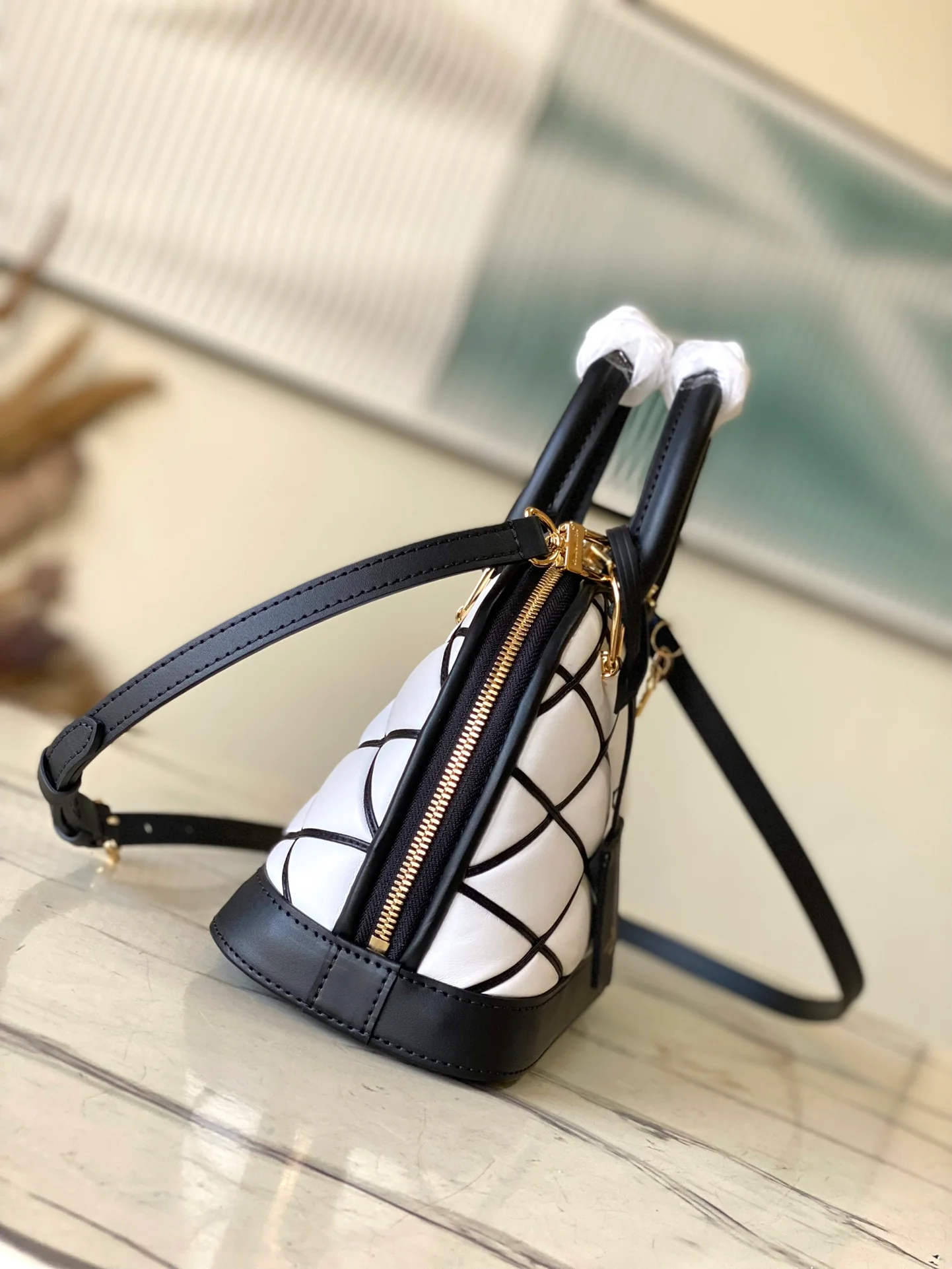 m23666-LV-nicolas-ghesquiere-shell bag-white