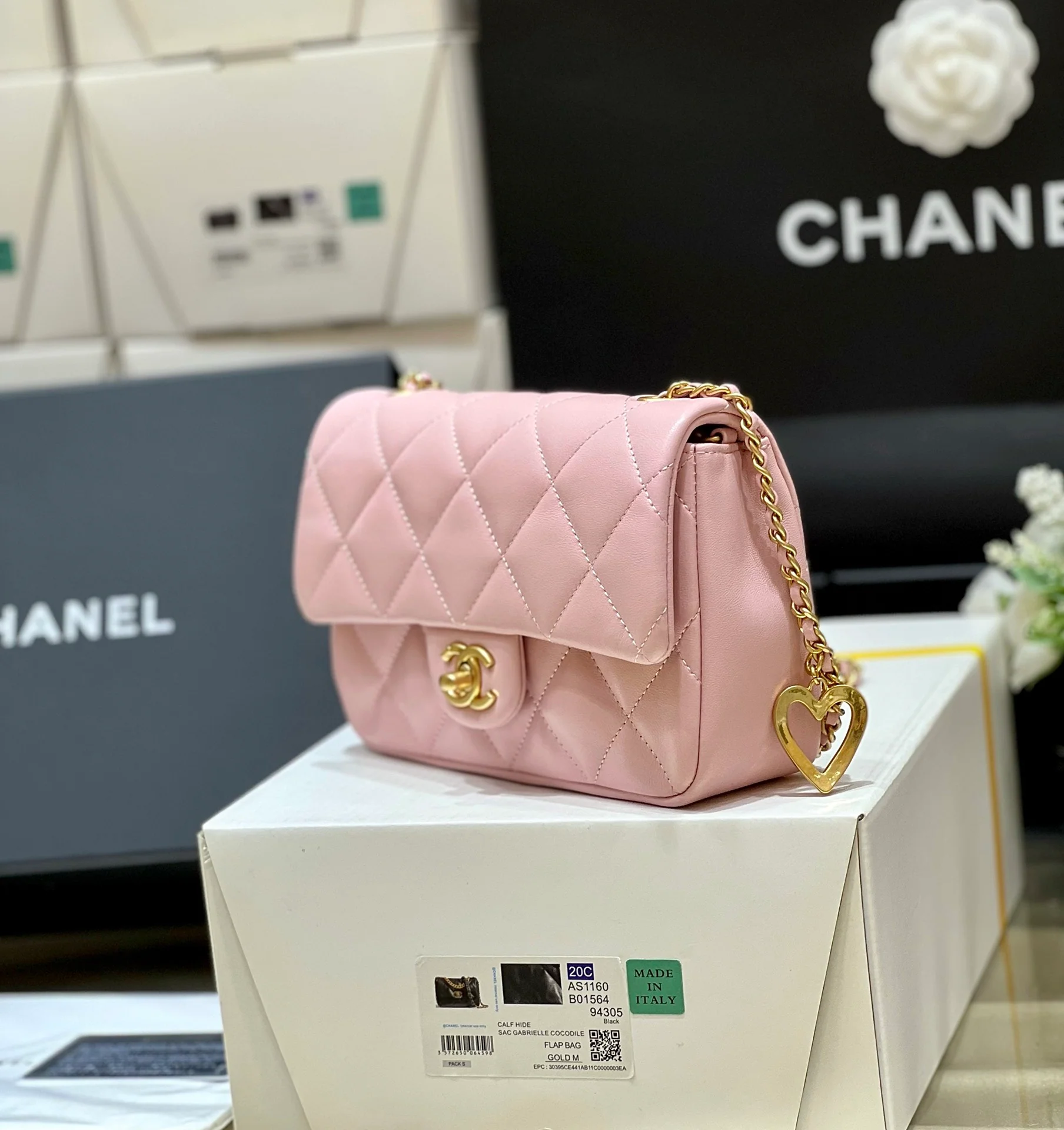Новинка сезона осень/зима 2022 от Chanel - Сумка CF с подвеской в ??виде сердца на цепочке - Лимитированная серия - Розовая