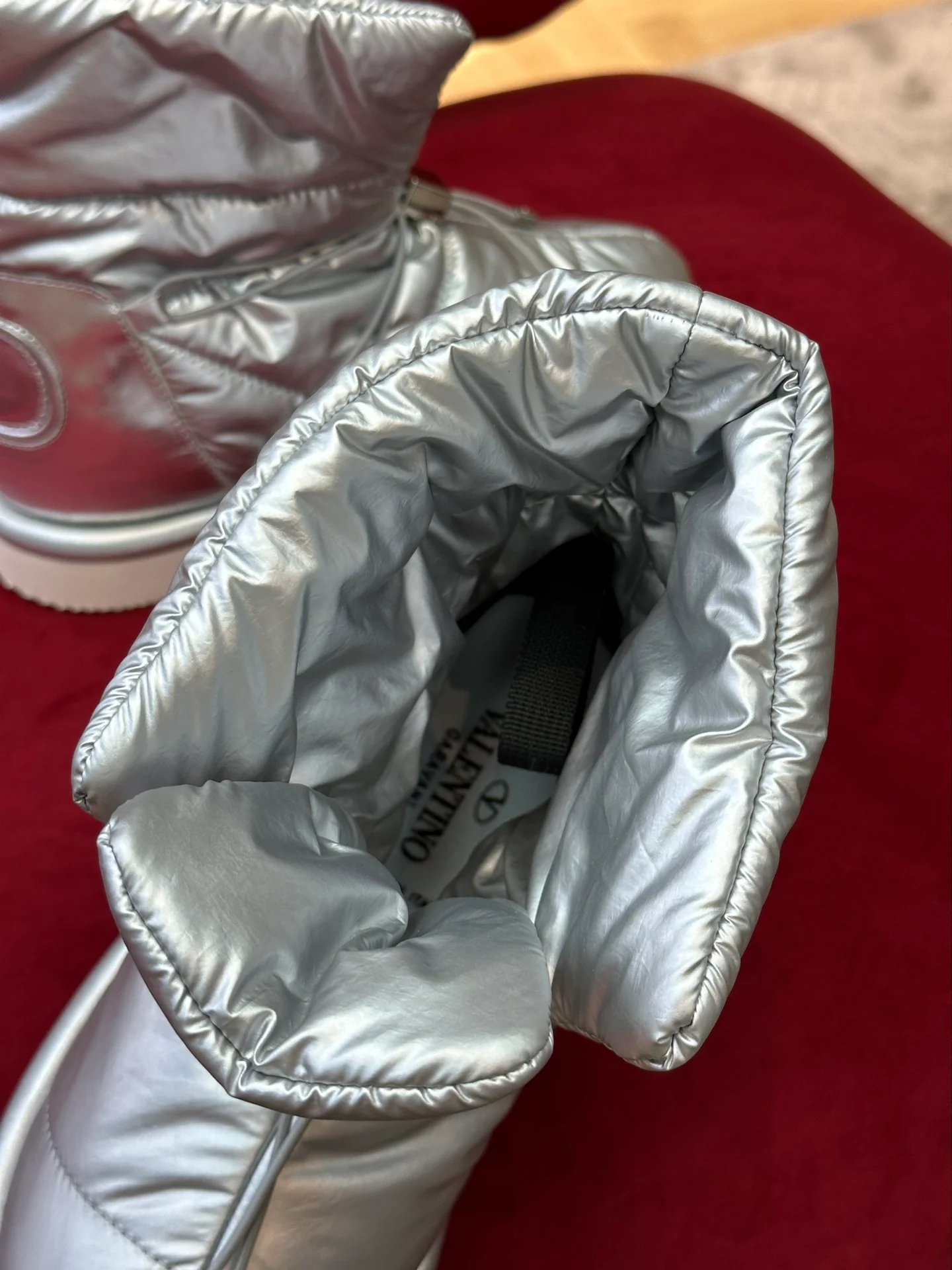 Новинка сезона осень/зима 2022 от Valentino - водонепроницаемые пуховые сапоги.