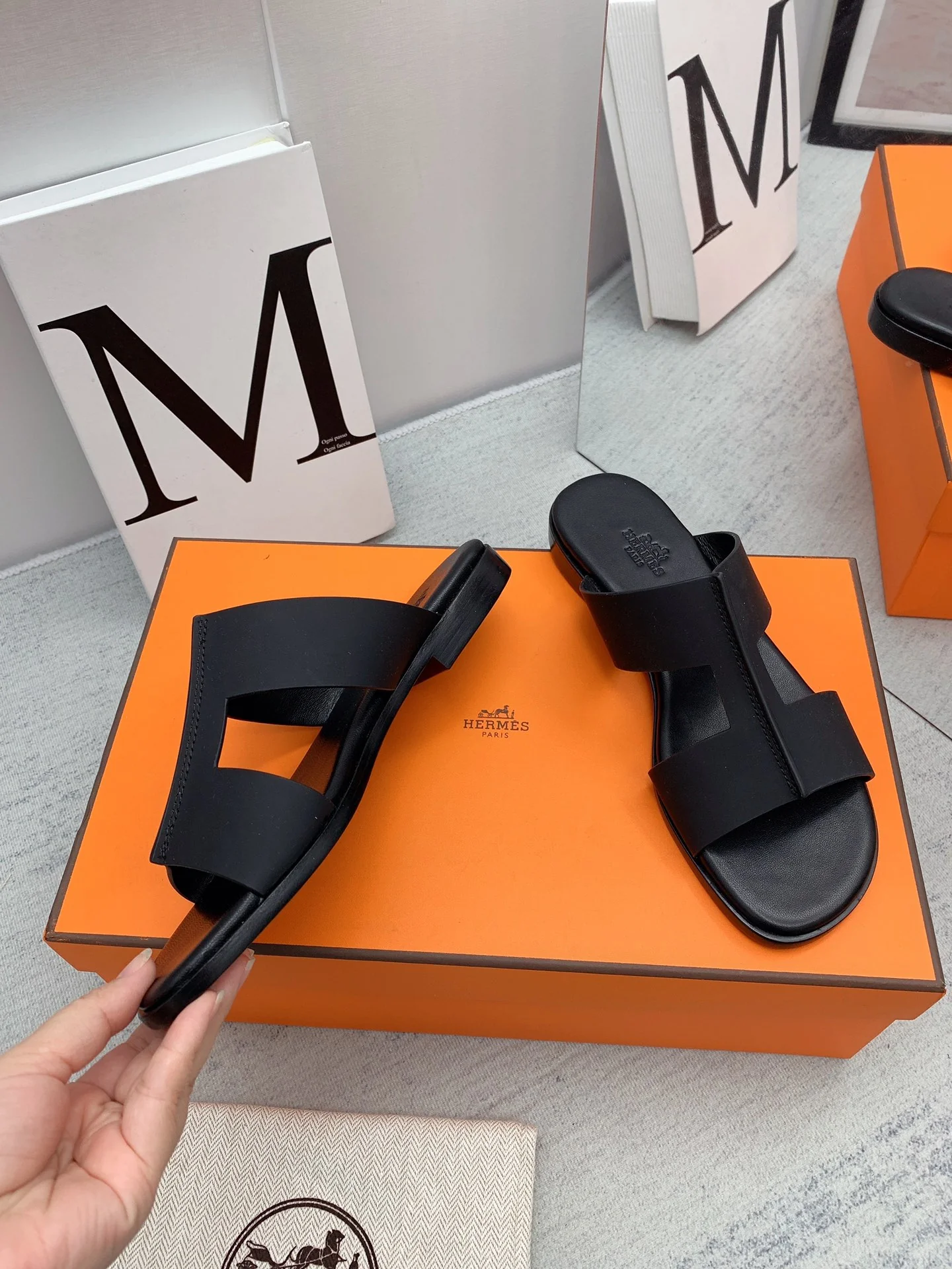 Новинка сезона осень/зима 2022 от Hermes - сандалии на плоской подошве