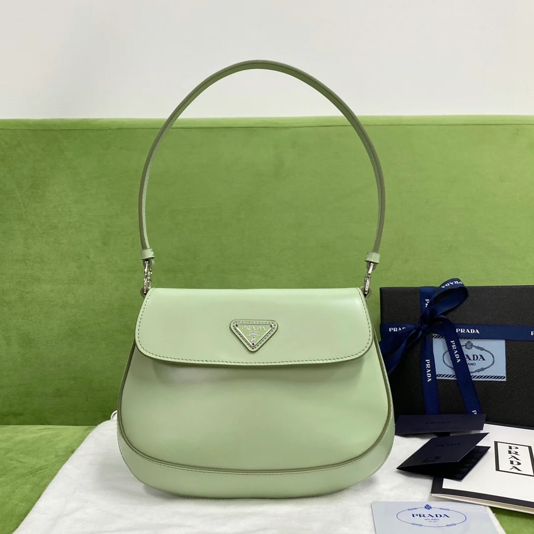 Prada - Глянцевая кожаная сумка Cleo через плечо, зеленая