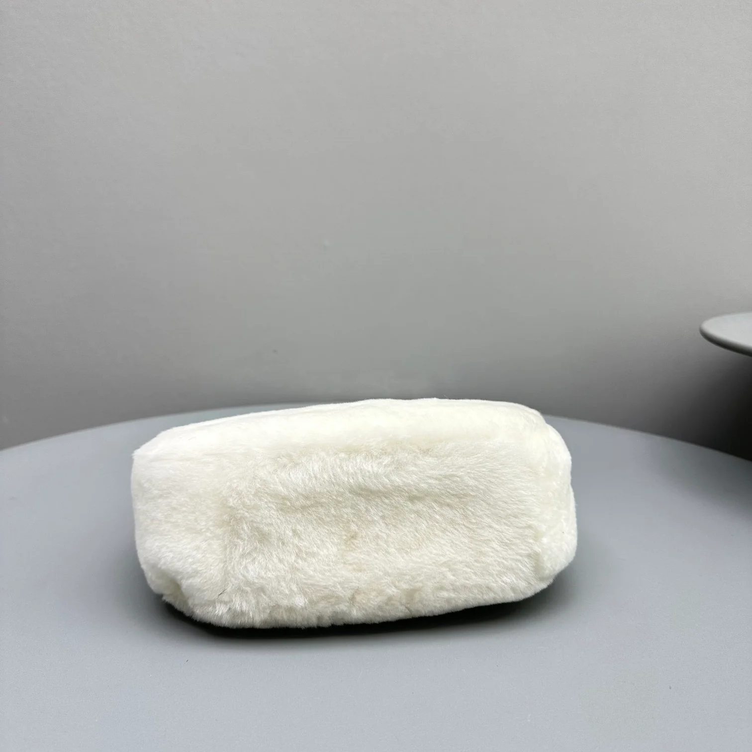 Сумка Miu Miu Wander - маленькая, белая, с флисовой подкладкой.