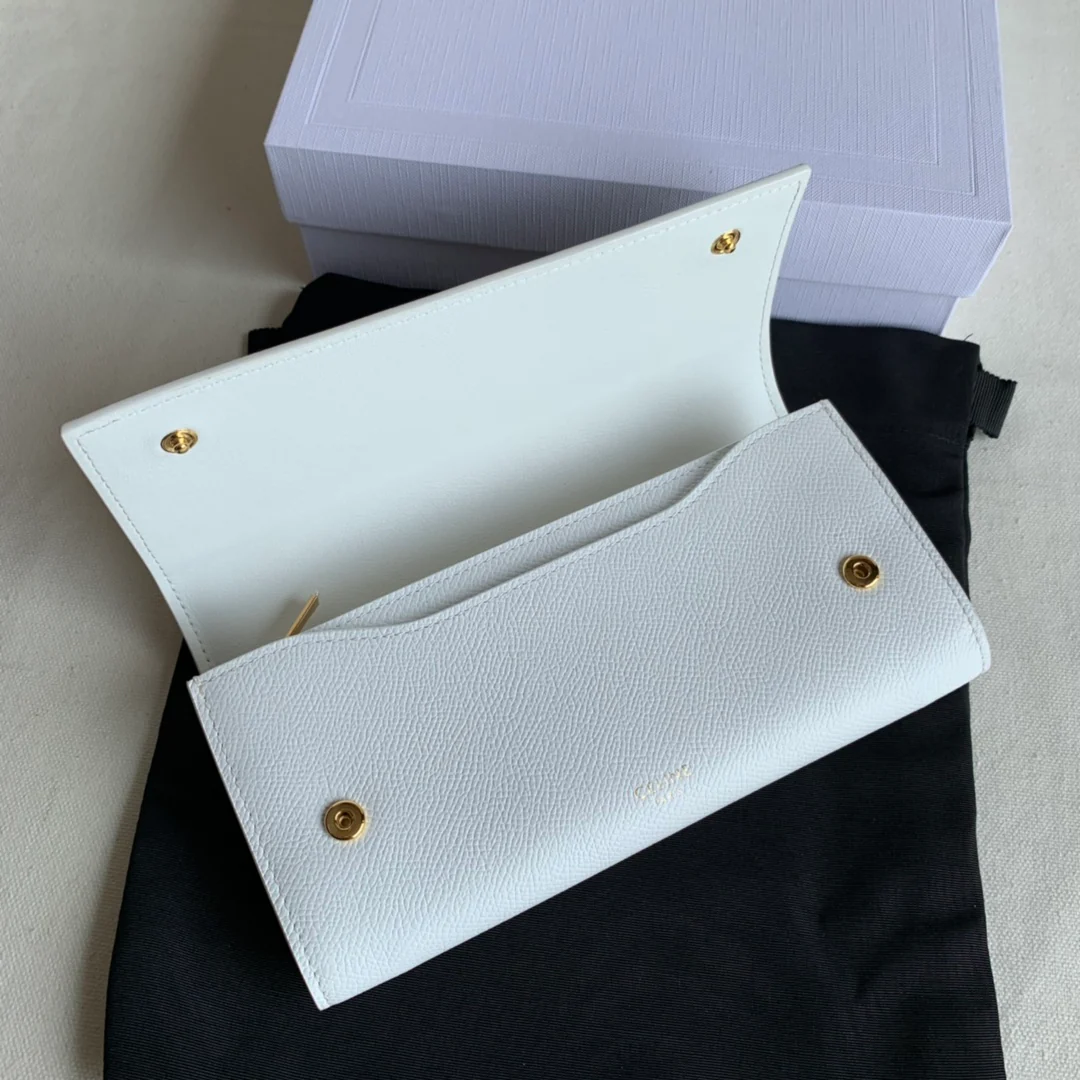 Кошелек-книжка Celine - кремовый с принтом в виде пальмовых листьев.