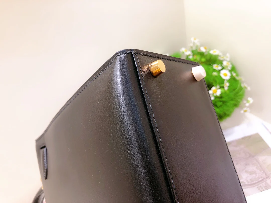 Сумка Hermes Kelly 28 Box из кожи, черная, с золотой пряжкой.