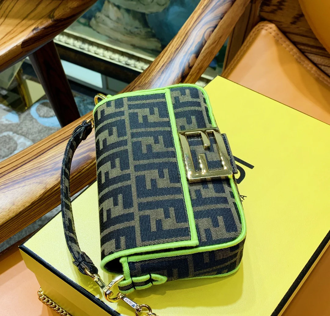 Сумка Fendi Baguette - маленькая желтая сумка с монограммой.