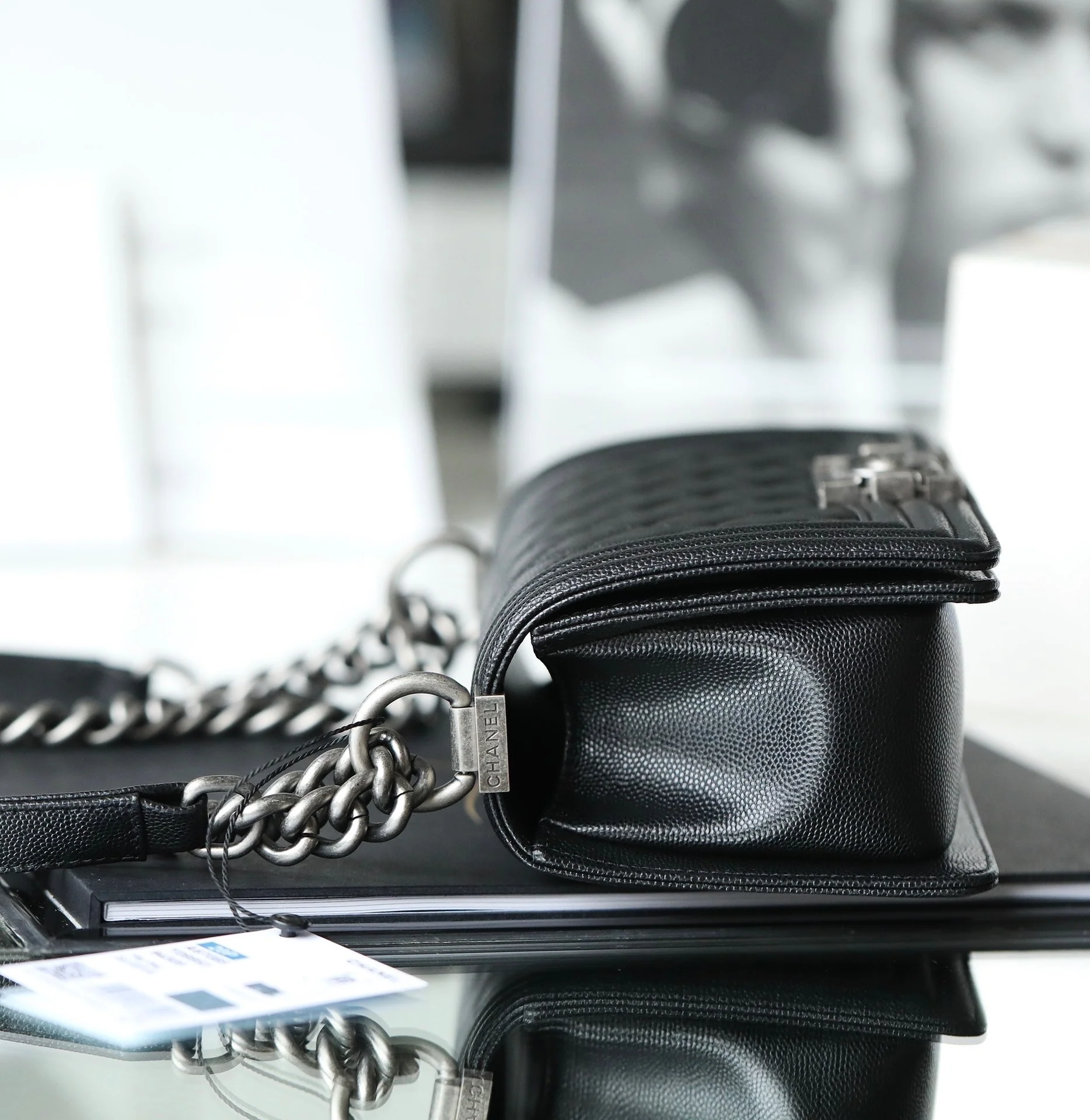 Chanel - ????? Узор из маленьких черных кристаллов, напоминающий бриллиант.