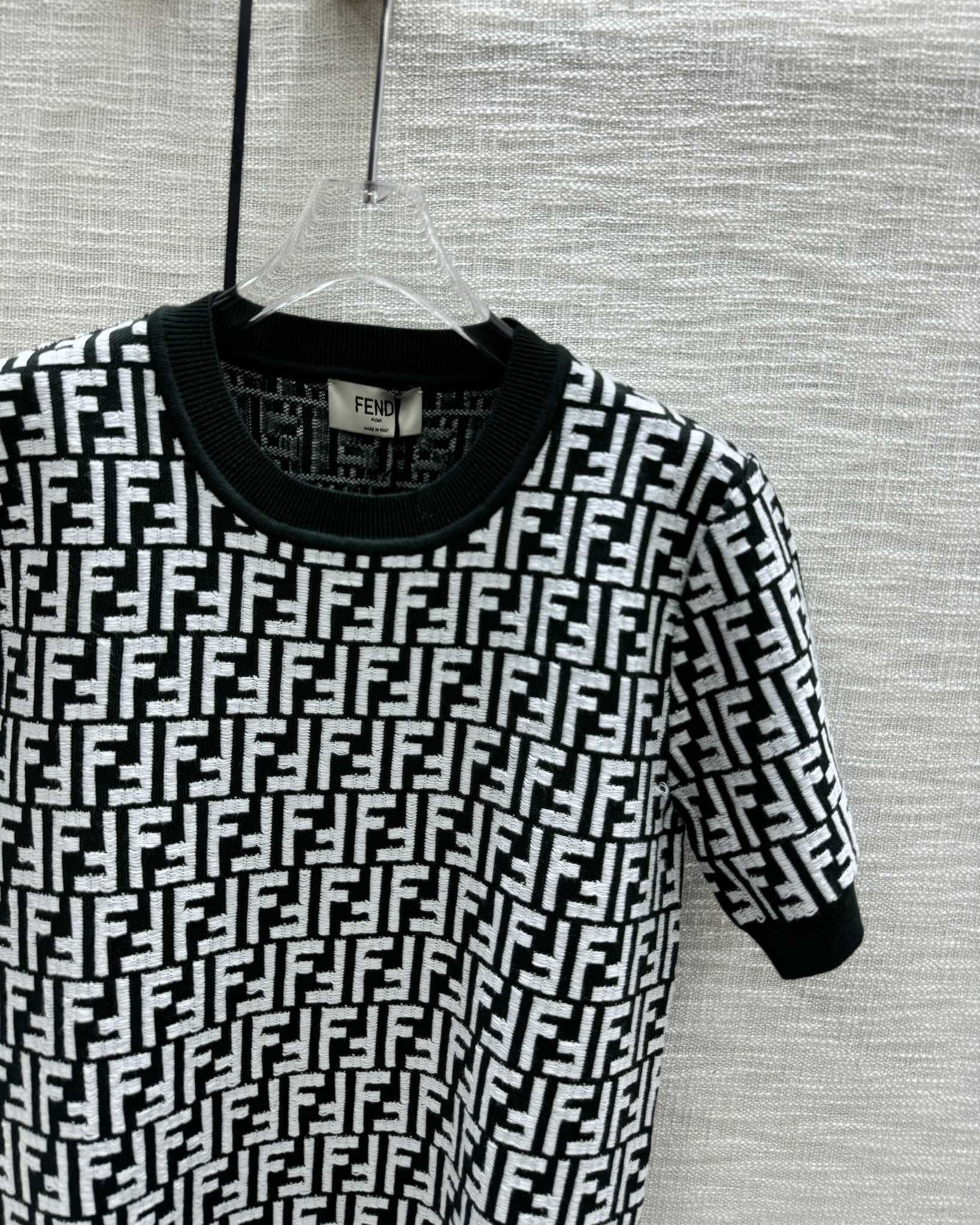 Fendi-2403-24 Новая коллекция ранней весны. Трикотажный свитер с коротким рукавом и круглым вырезом, с монограммой.