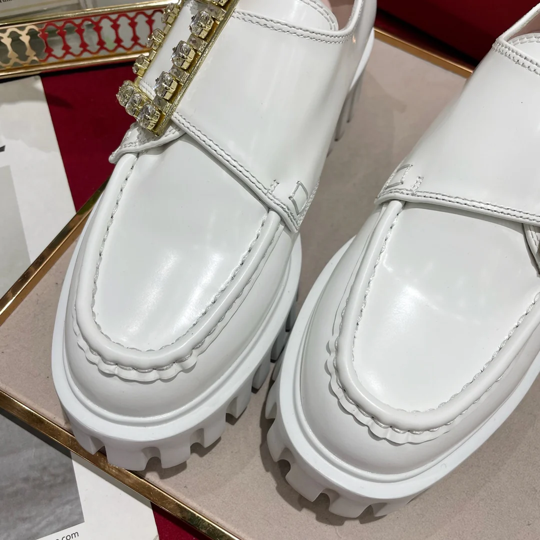 Лоферы из лакированной кожи с пряжками - белые