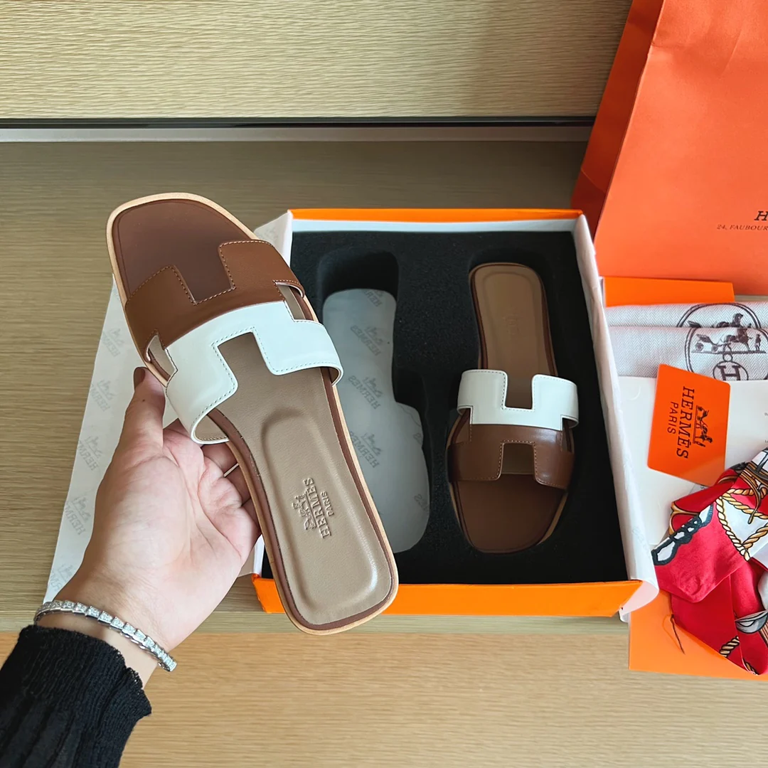 Сандалии Hermes на плоской подошве - однотонная кожа - 2 шт.