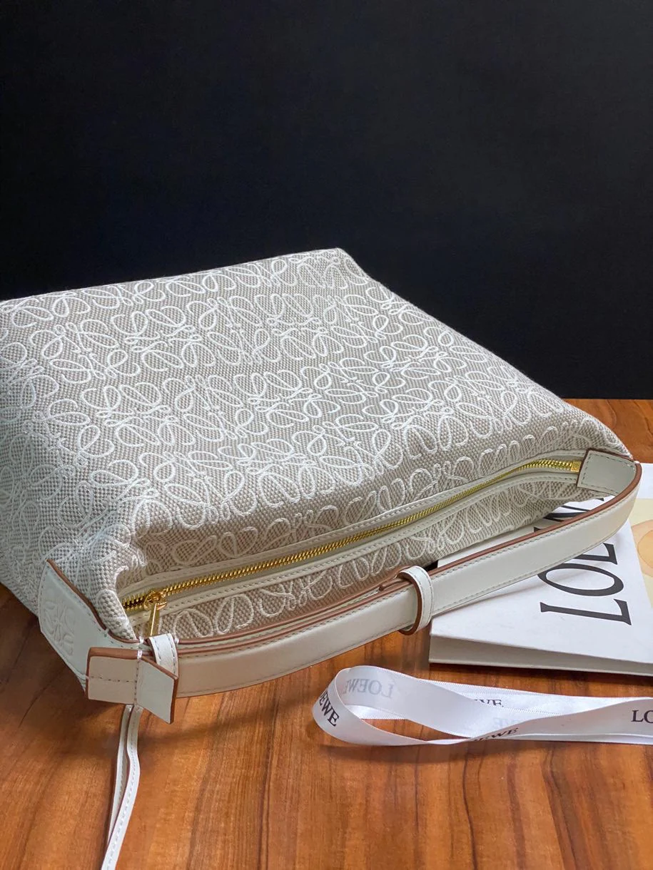 Большая сумка для ланча Loewe Cubi, белая, с вышивкой.