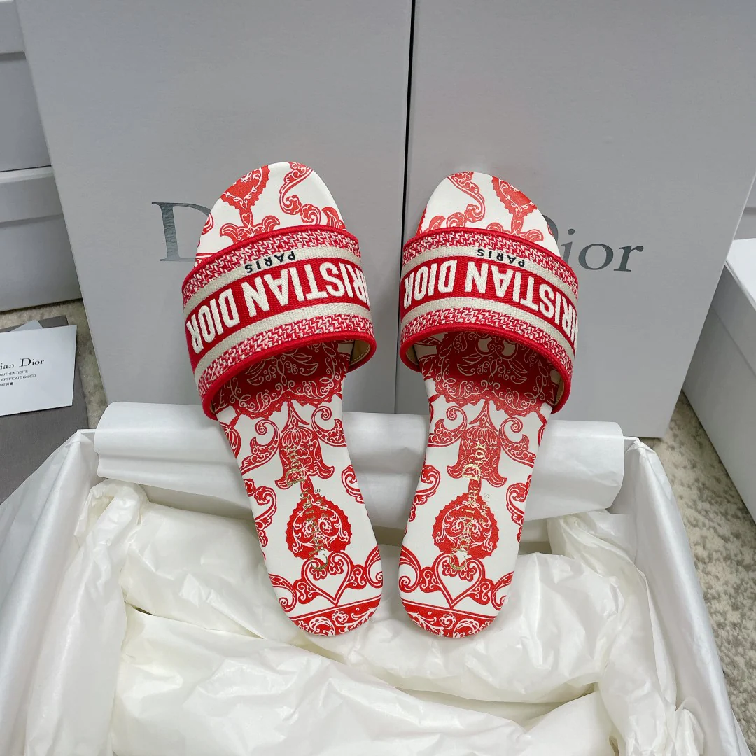 Новинка сезона весна/лето 2023 от Dior - Жаккардовые тапочки с вышивкой - Темно-красный