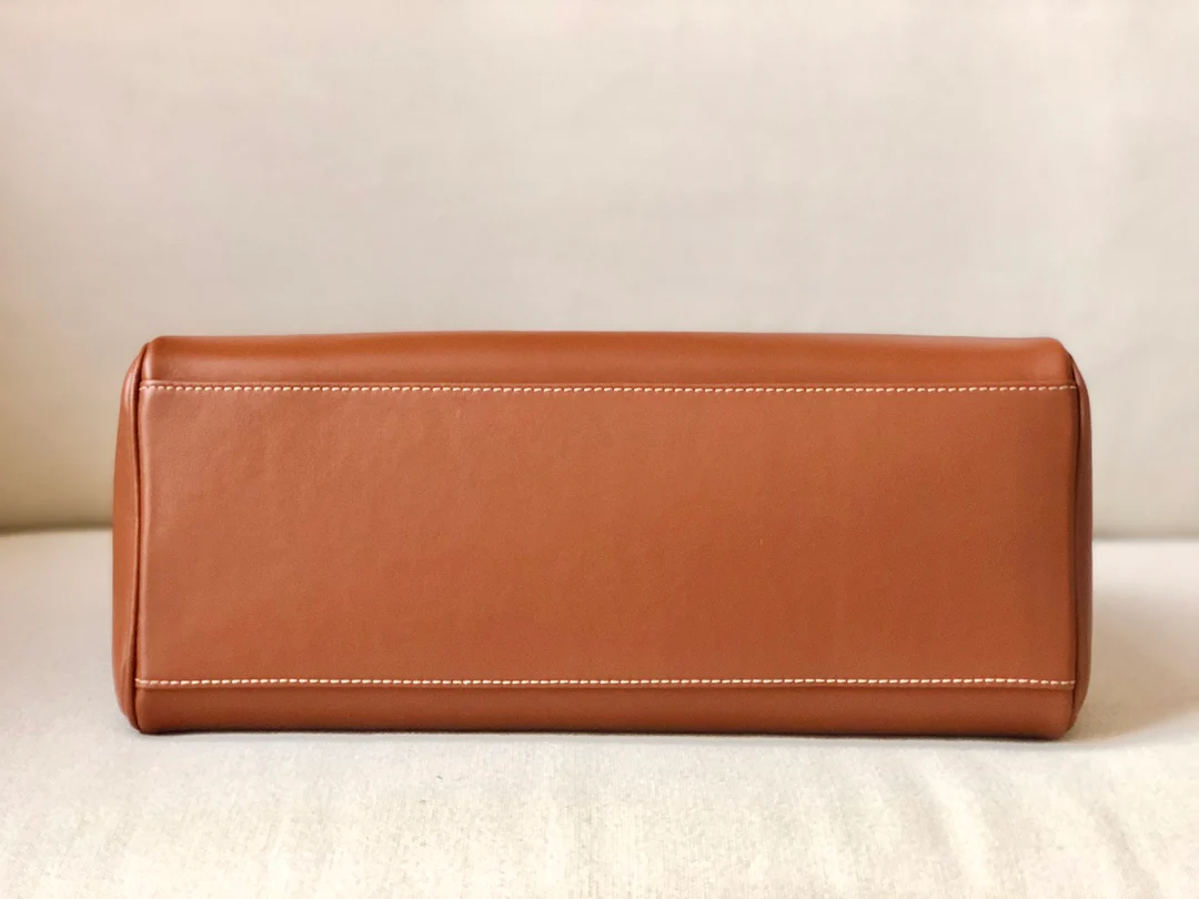 Сумка Celine Soft 16 Medium из гладкой коровьей кожи - коричневая