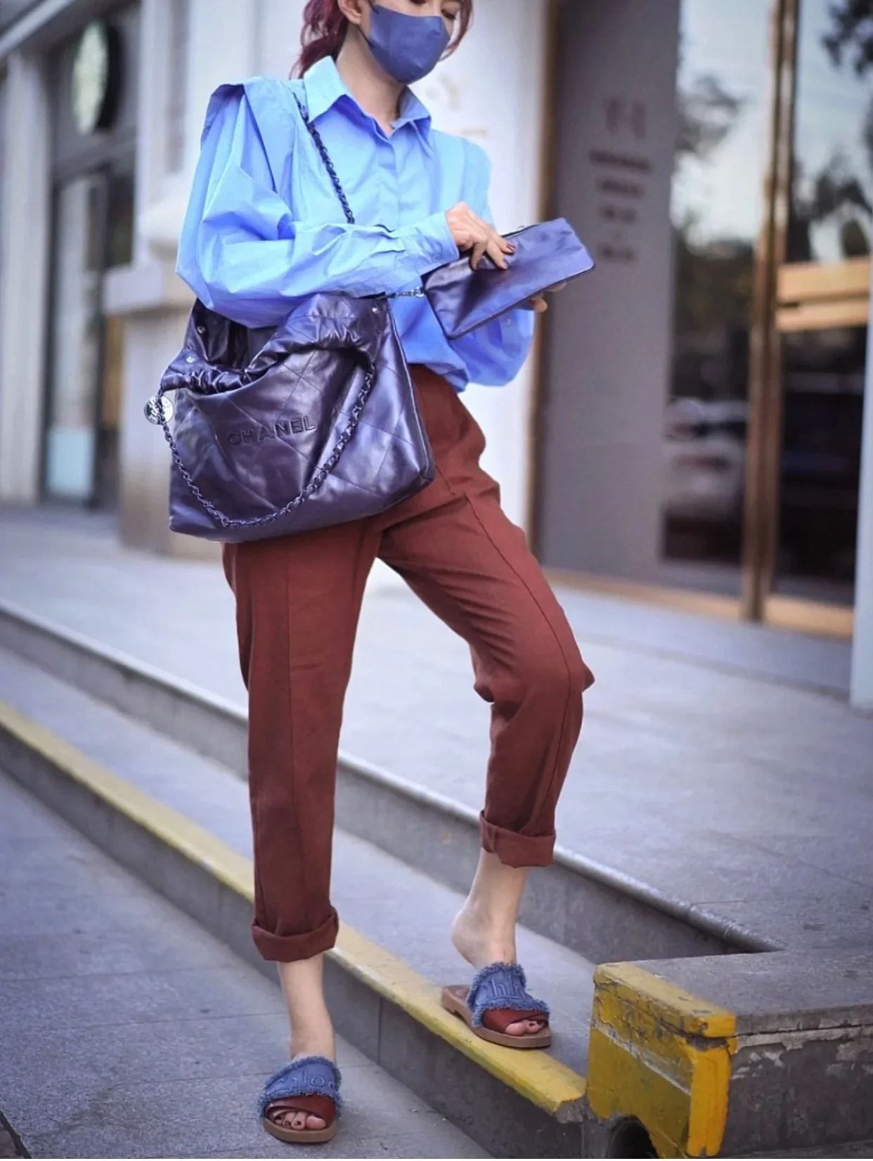 Сумка Chanel 22 - маленькая, металлизированная, синяя.