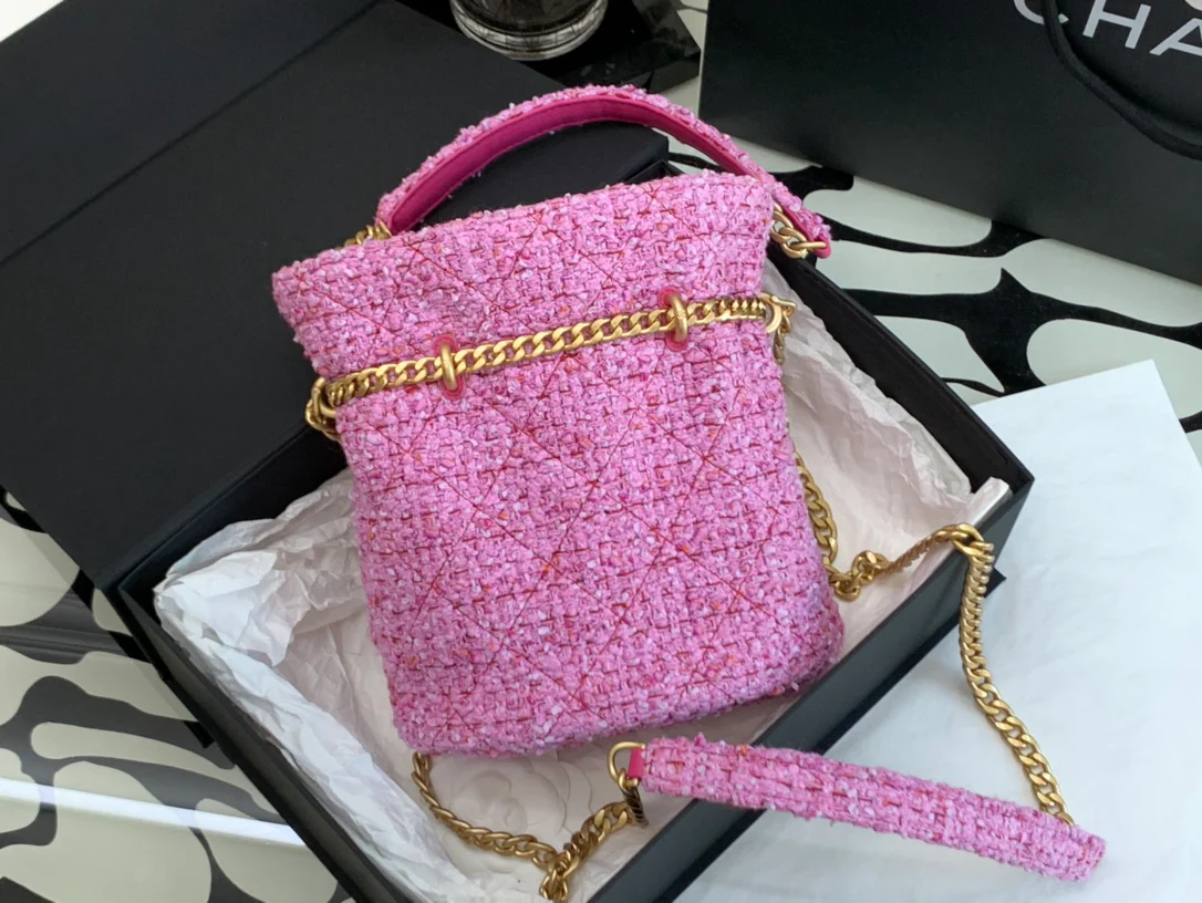 Новинка 2022 года от Chanel - Эмалированная сумка-ведро.