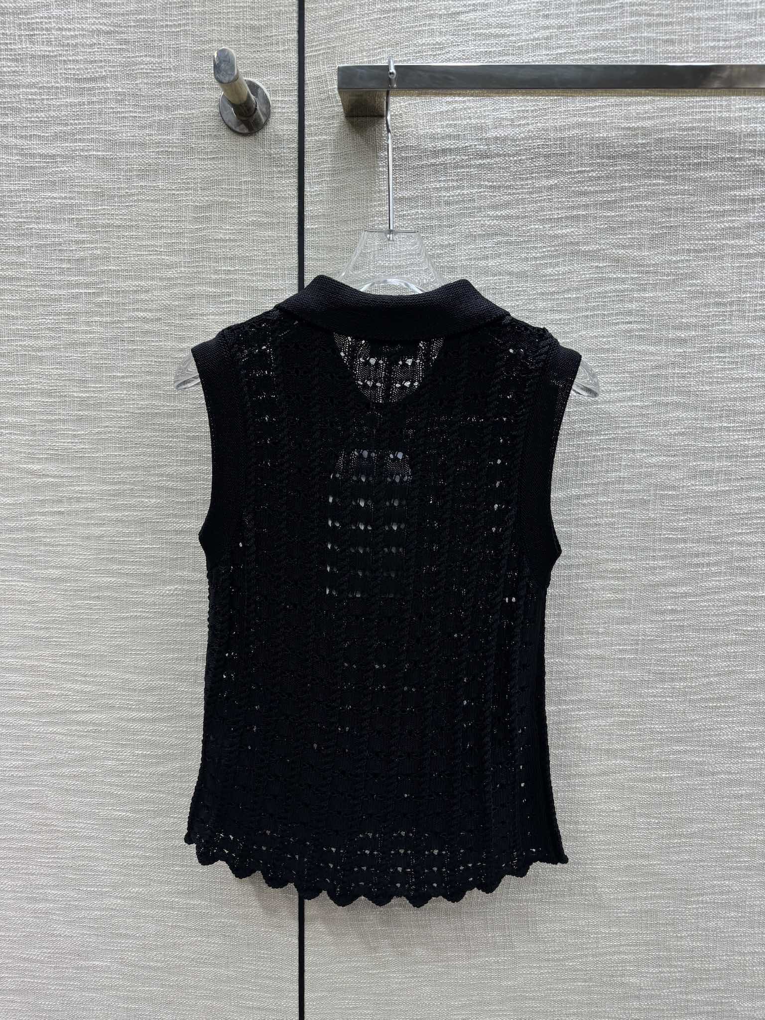 Chanel - 2403-24 Новейший жилет из трикотажа с ажурным воротником-поло, модель ?Ранняя весна?, черный.