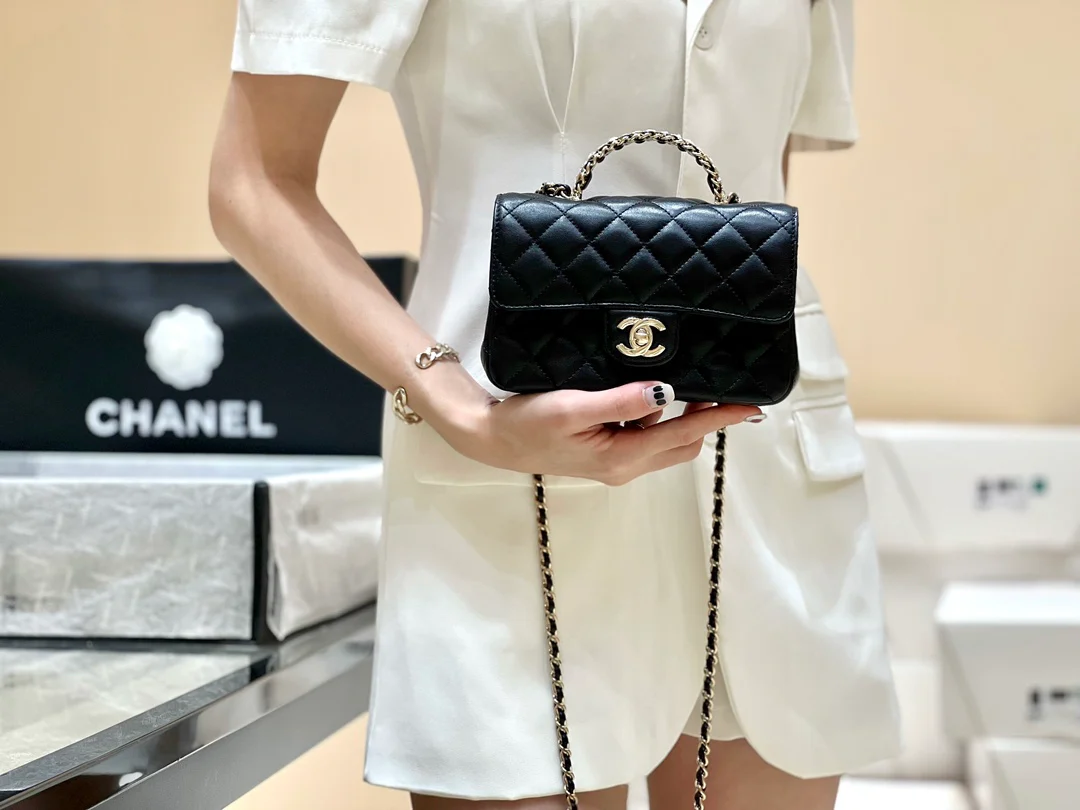 Ручка сумки Chanel 23a CF со стразами - черная