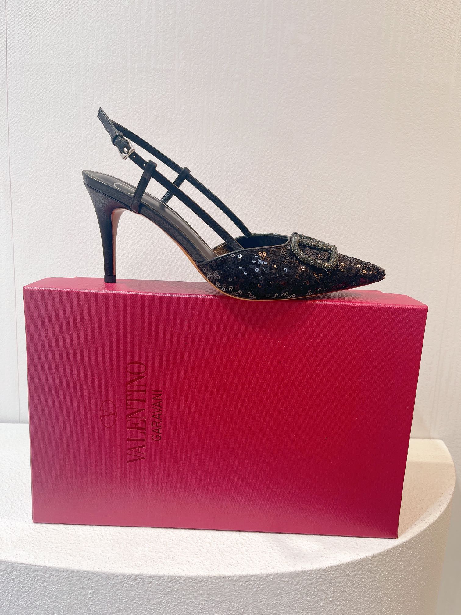 Новинка с официального сайта Valentino 2023 — Глянцевые босоножки на низком каблуке с острым носком — 8 см — Синие