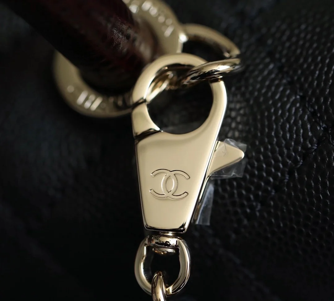 Мини-сумка Chanel Coco Handle — черная кожа с золотистой пряжкой.