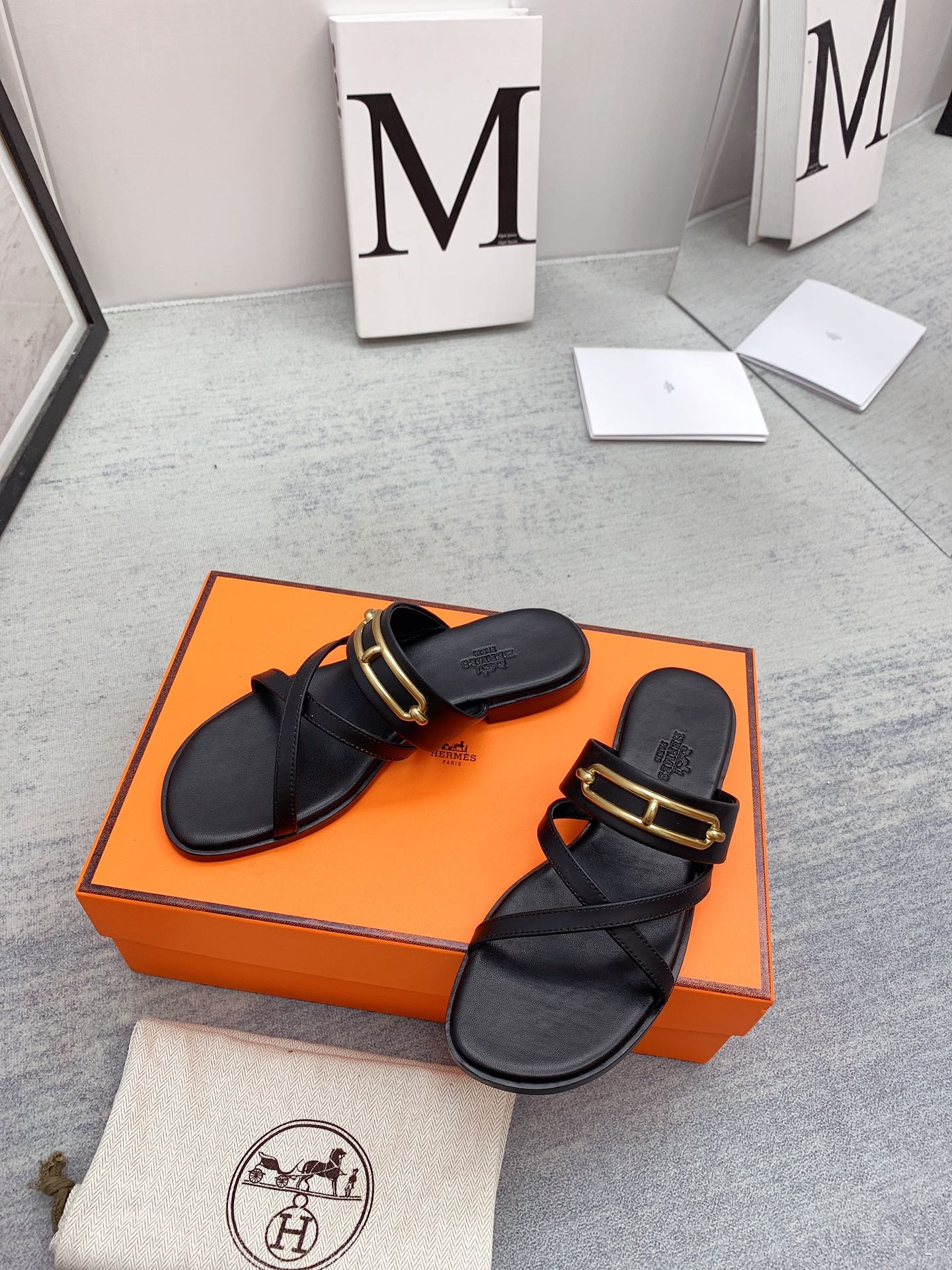 Новинка сезона весна/лето 2022 от Hermes - Текстурированные плоские тапочки - 1