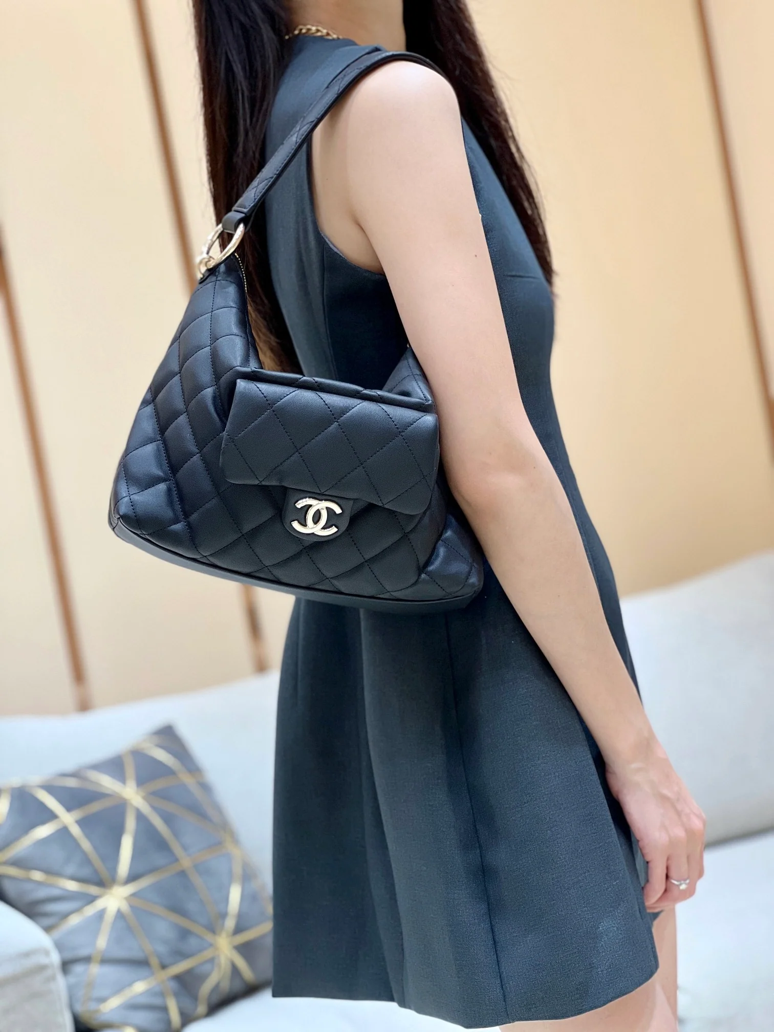 Сумка-хобо Chanel через плечо - черная