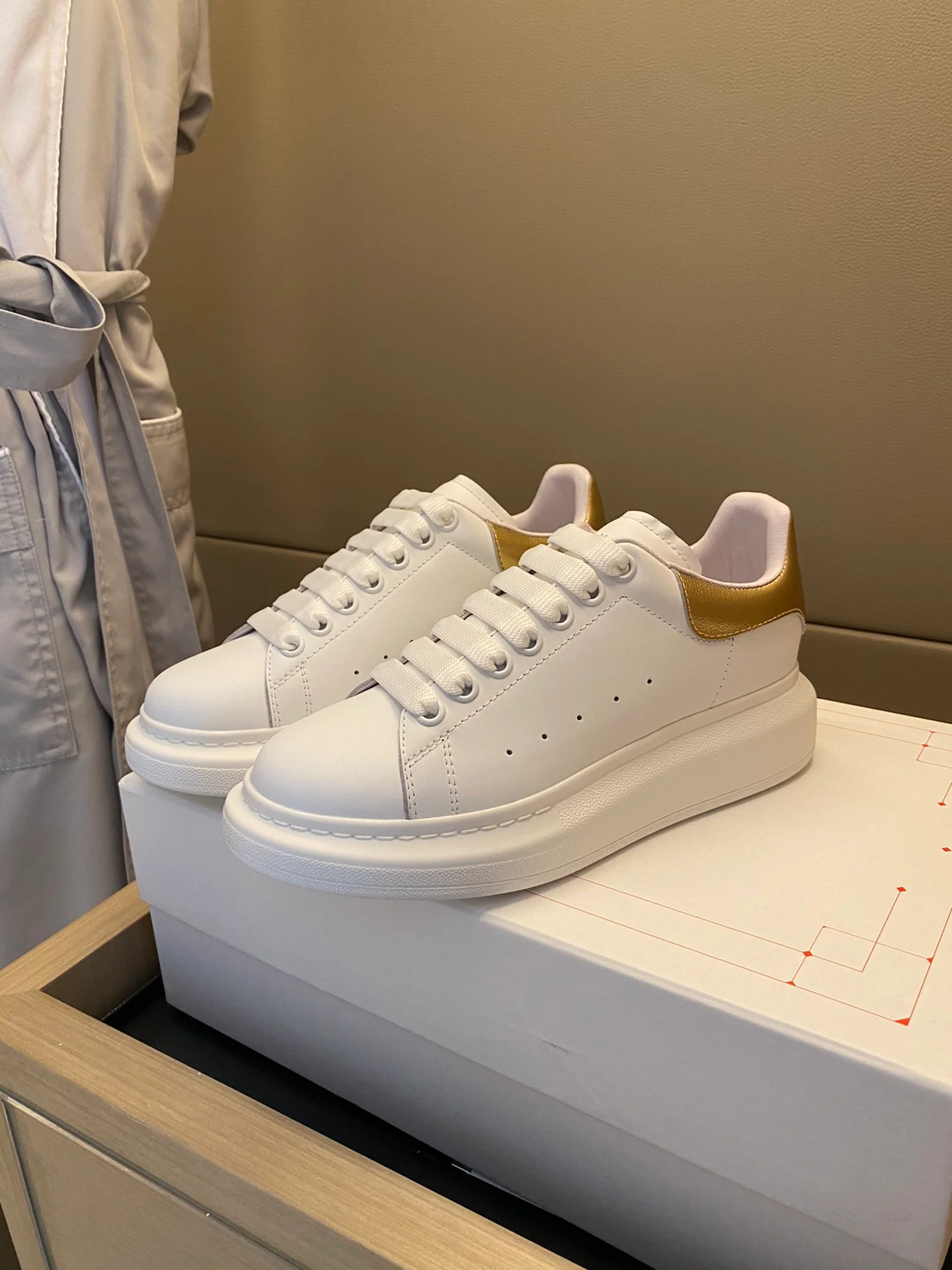 Классические белые кроссовки McQueen - ярко-золотые