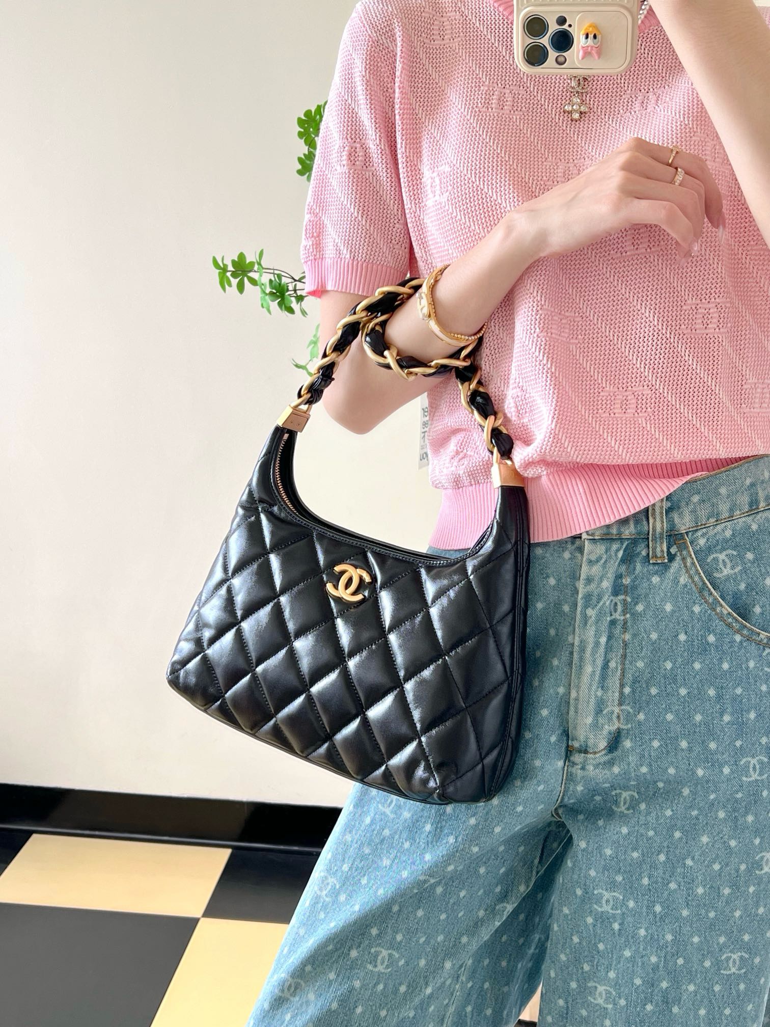 Chanel - Средняя сумка-хобо через плечо - Черная с золотой фурнитурой