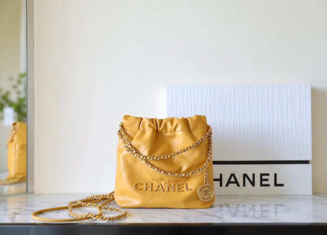Мини-сумочка Chanel 22, кремово-желтая