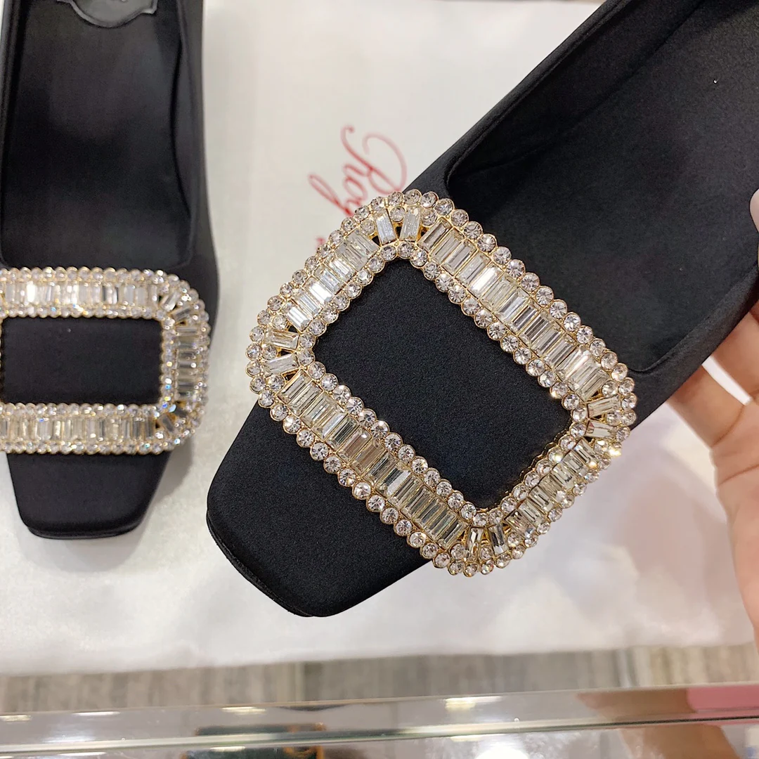 Туфли на каблуке RV-4-5 см, шелковые, со стразами, пряжка, черные.