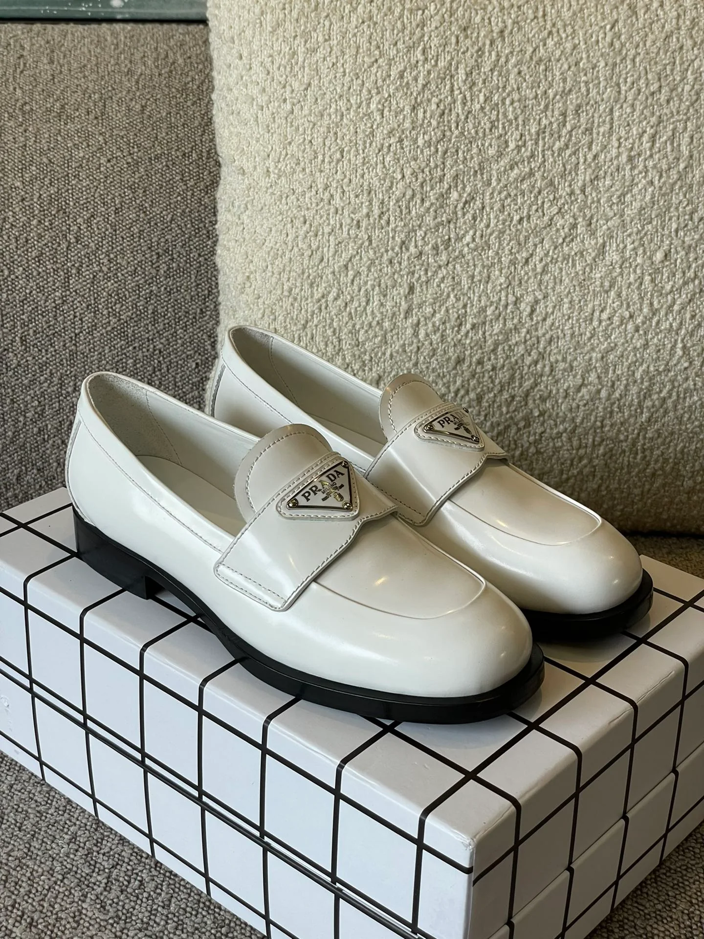 Обувь Prada в афро-стиле