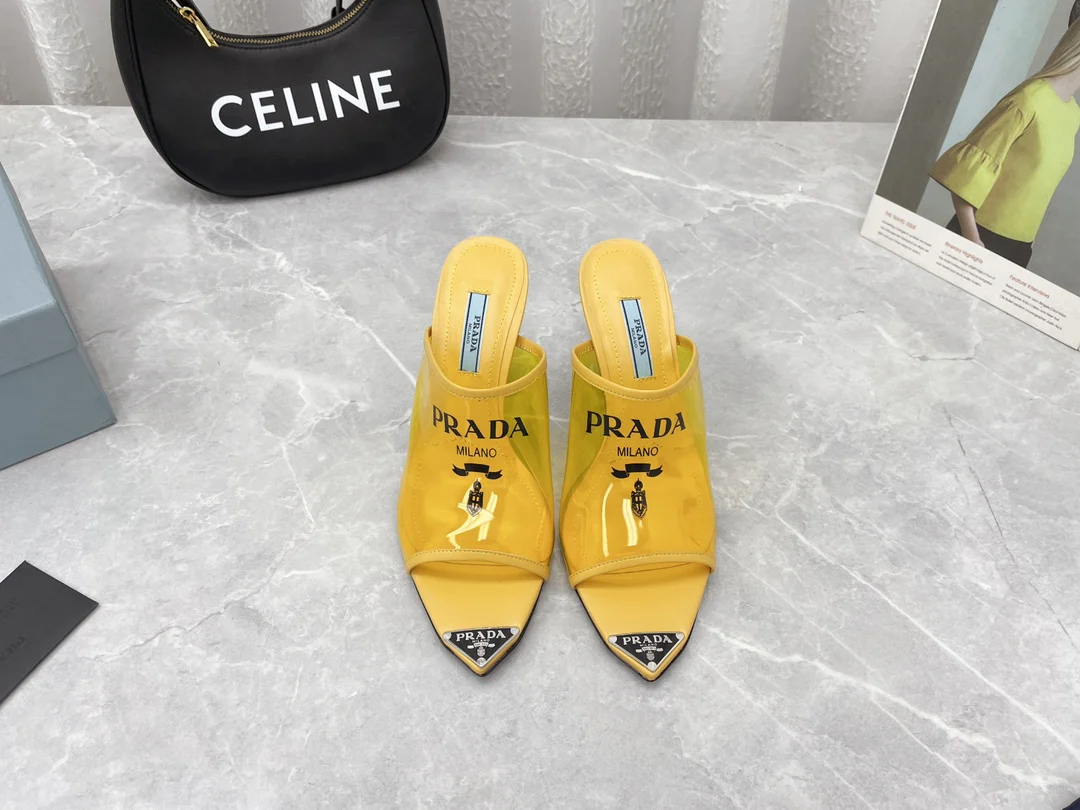Обувь Prada - туфли Prada с острым носком и треугольным логотипом - босоножки на шпильке - желтые