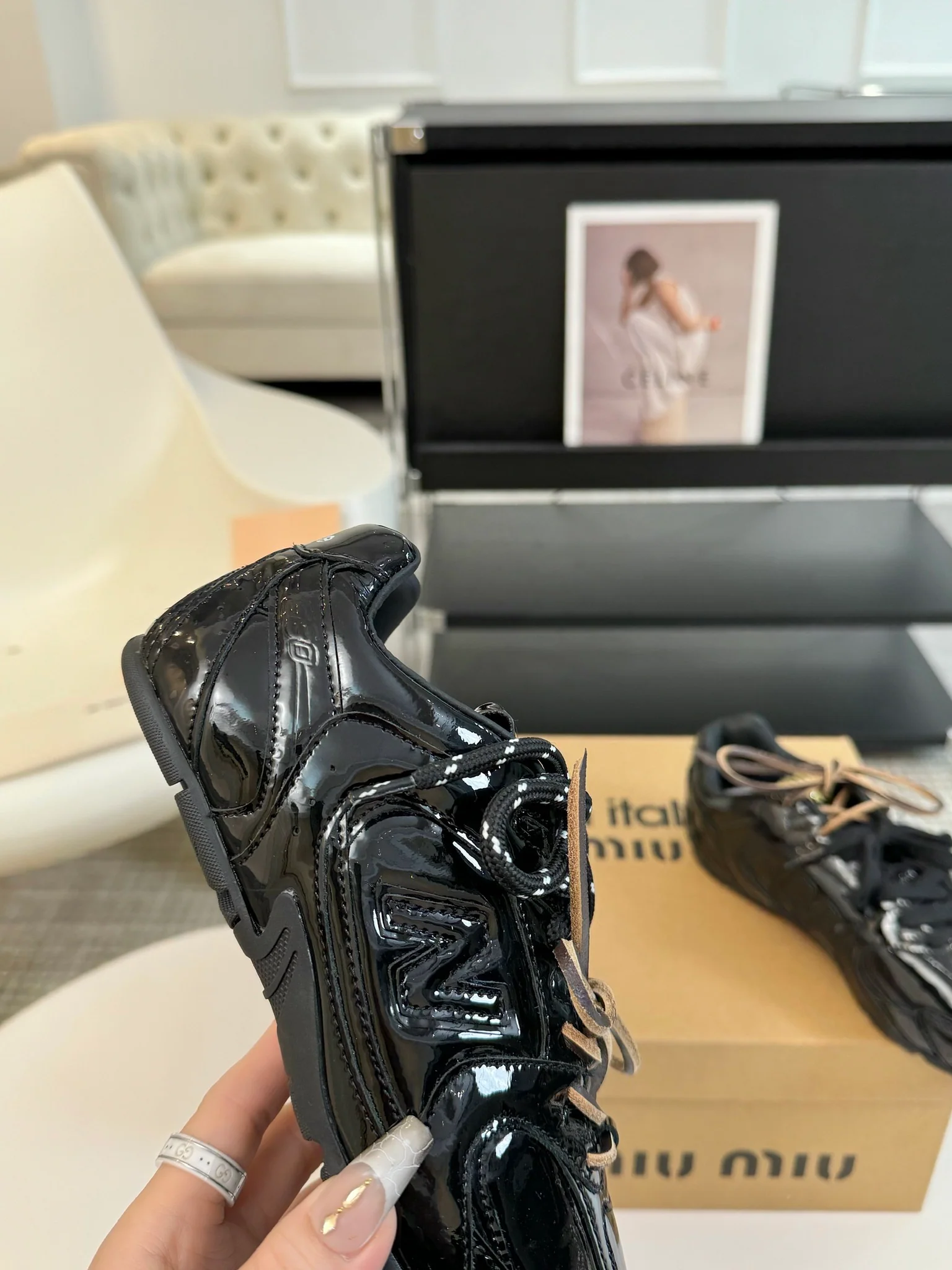 Кроссовки Miu Miu из коллаборации 2024 года — черные.